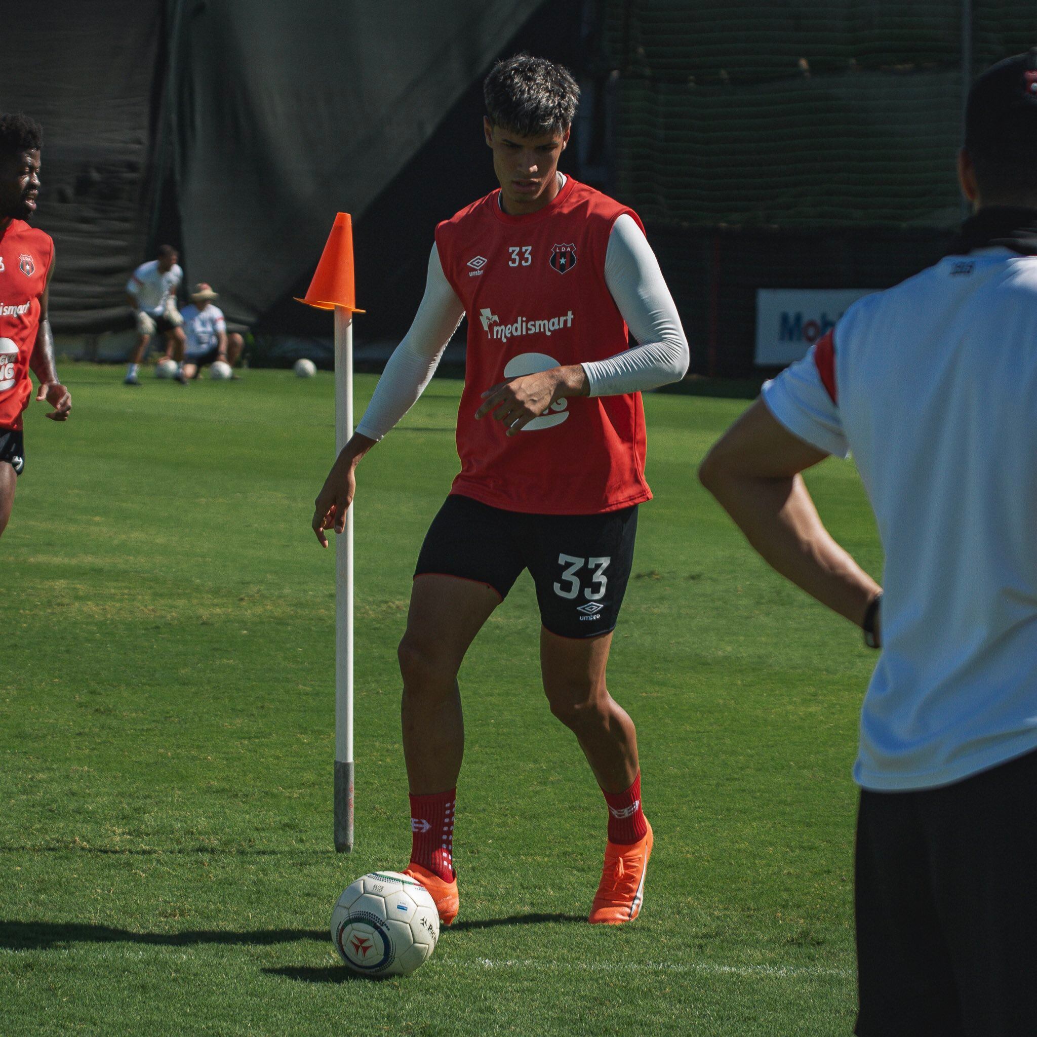 Fernando Lesme se alista para jugar su primer clásico nacional con Liga Deportiva Alajuelense.