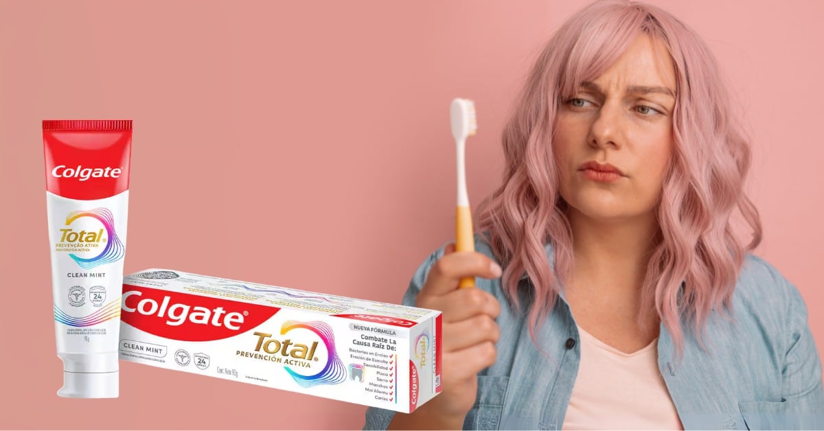 Una composición: a la izquierda la pasta dental colgate total fresh mint. A la derecha, una mujer con un cepillo dental en la mano, muestra dudas.