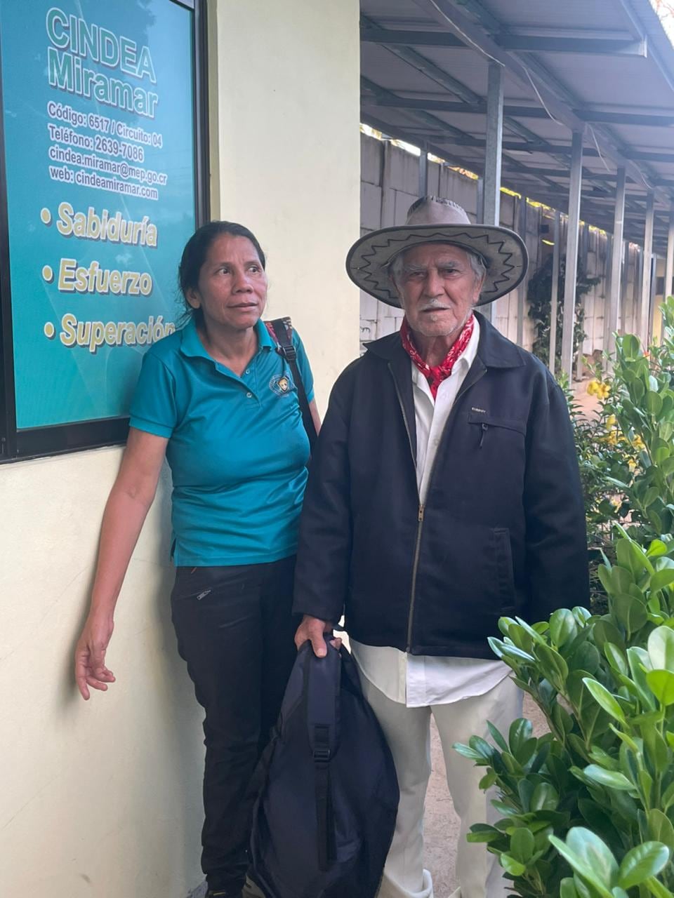 Don Erasmo asiste a clases con su sombrero, que se ha convertido en su accesorio característico. Doña Fátima y él caminan todos los días hacia el centro educativo.