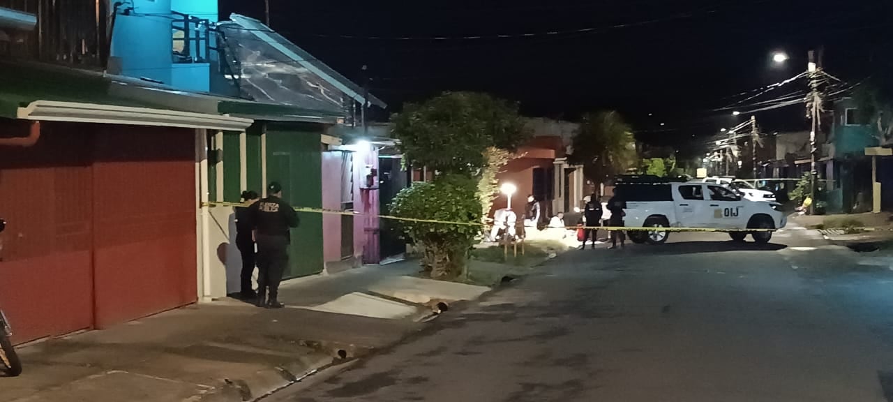 Agentes del OIJ y personal de la Cruz Roja atendieron la escena del ataque armado ocurrido la madrugada de este lunes en San Francisco de Cartago, donde un hombre murió y otras tres personas resultaron heridas.
