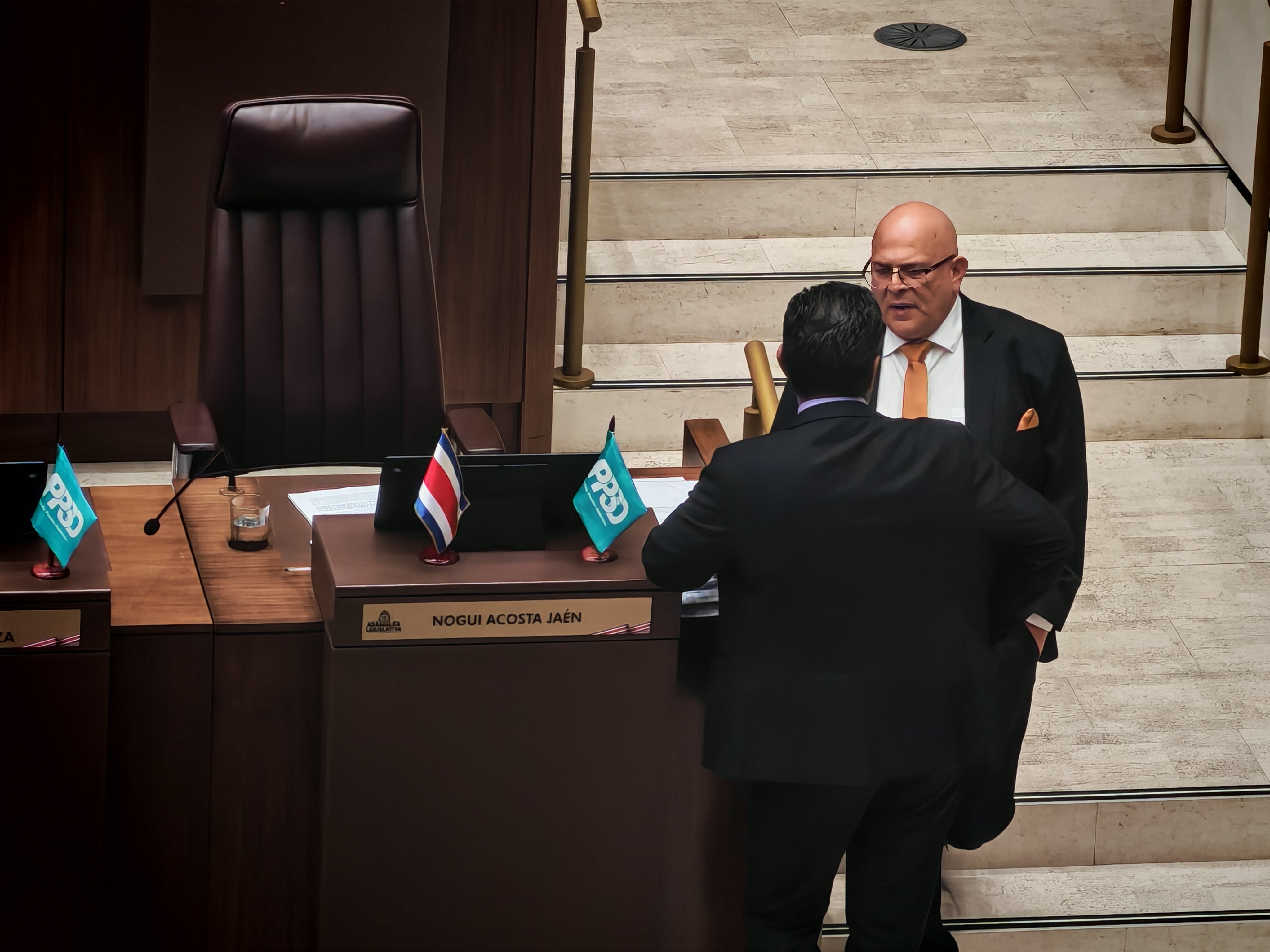 Fernando Obaldía y Nogui Acosta. El diputado Fernando Obaldía conversa con el jefe de fracción del PPSO, Nogui Acosta, en el plenario.