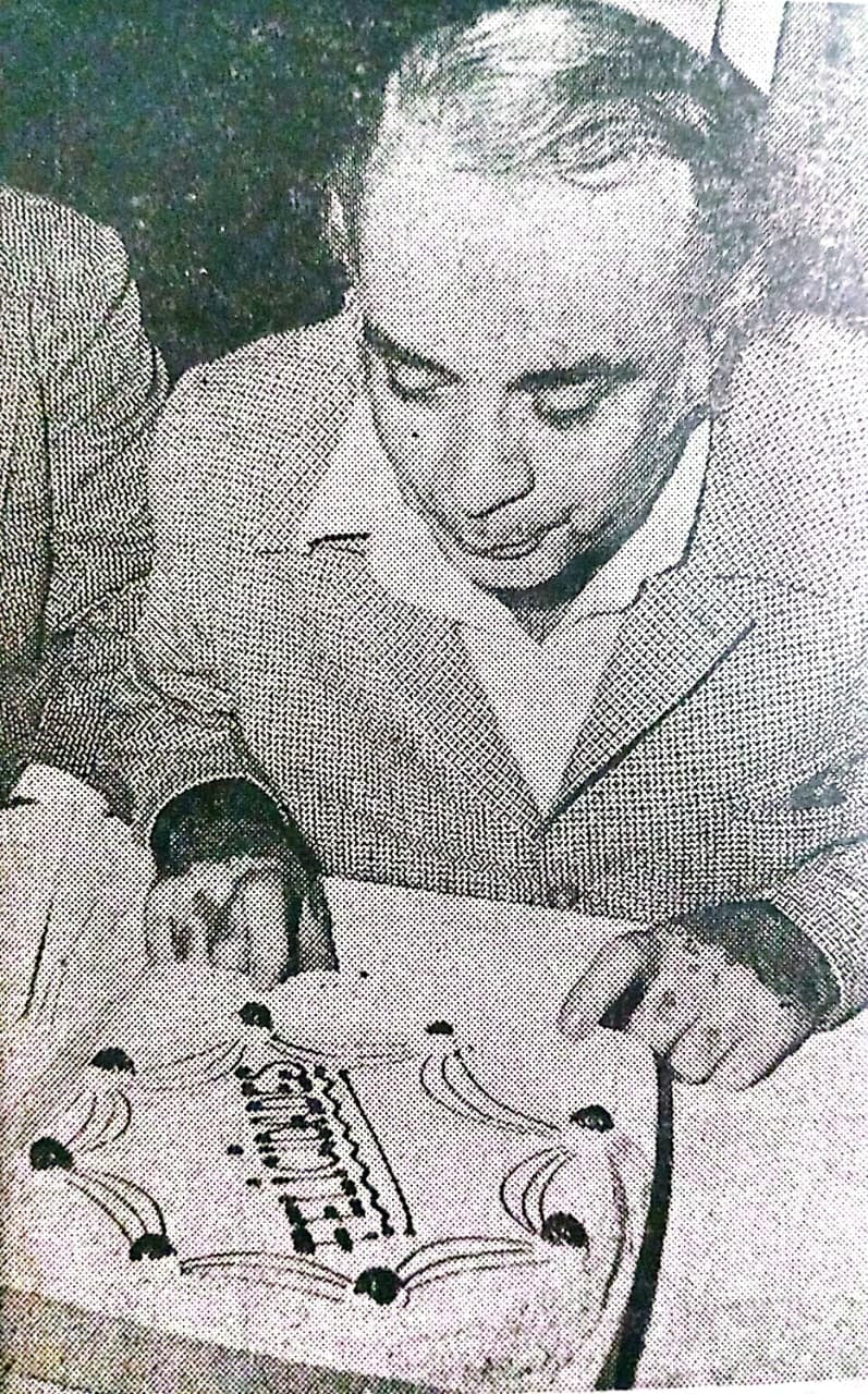 Empleados de Coopesa obsequiaron este queque al presidente Oduber por su cumpleaños. En presencia de ellos apagó la significativa velita.