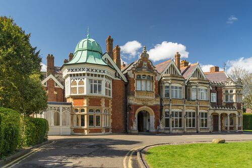 La primera cumbre de seguridad de IA (AI Safety Summit 2023) se llevó a cabo en Bletchley Park, Inglaterra. Diversas naciones tratan de mitigar peligros de la inteligencia artificial, entre estos, privacidad, ciberseguridad, desinformación y pérdida de empleos.