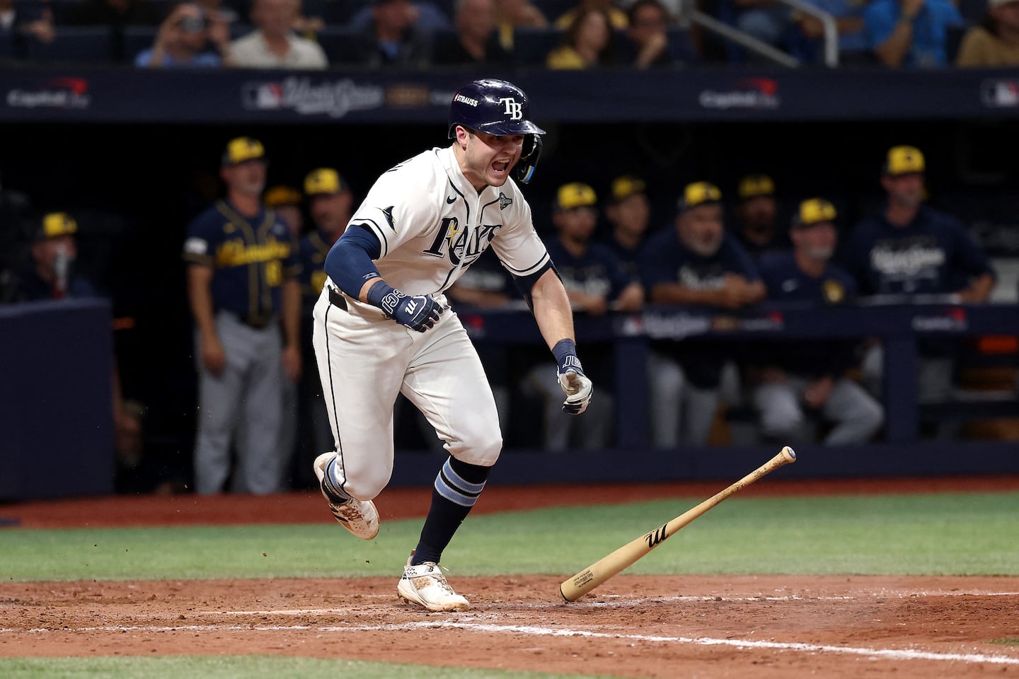 Ben Williamson, de los Rays de Tampa, celebra tras impulsar la carrera que les dio el triunfo ante los Cerveceros de Milwaukee en el cuarto juego de la Serie Mundial, en el Tropicana Field de Florida.