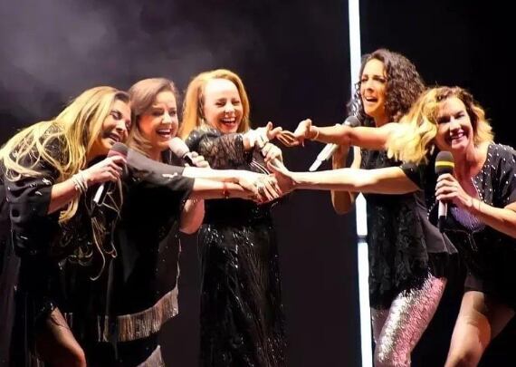 Fotos de las artistas de los grupos Flans y Pandora posando juntas.