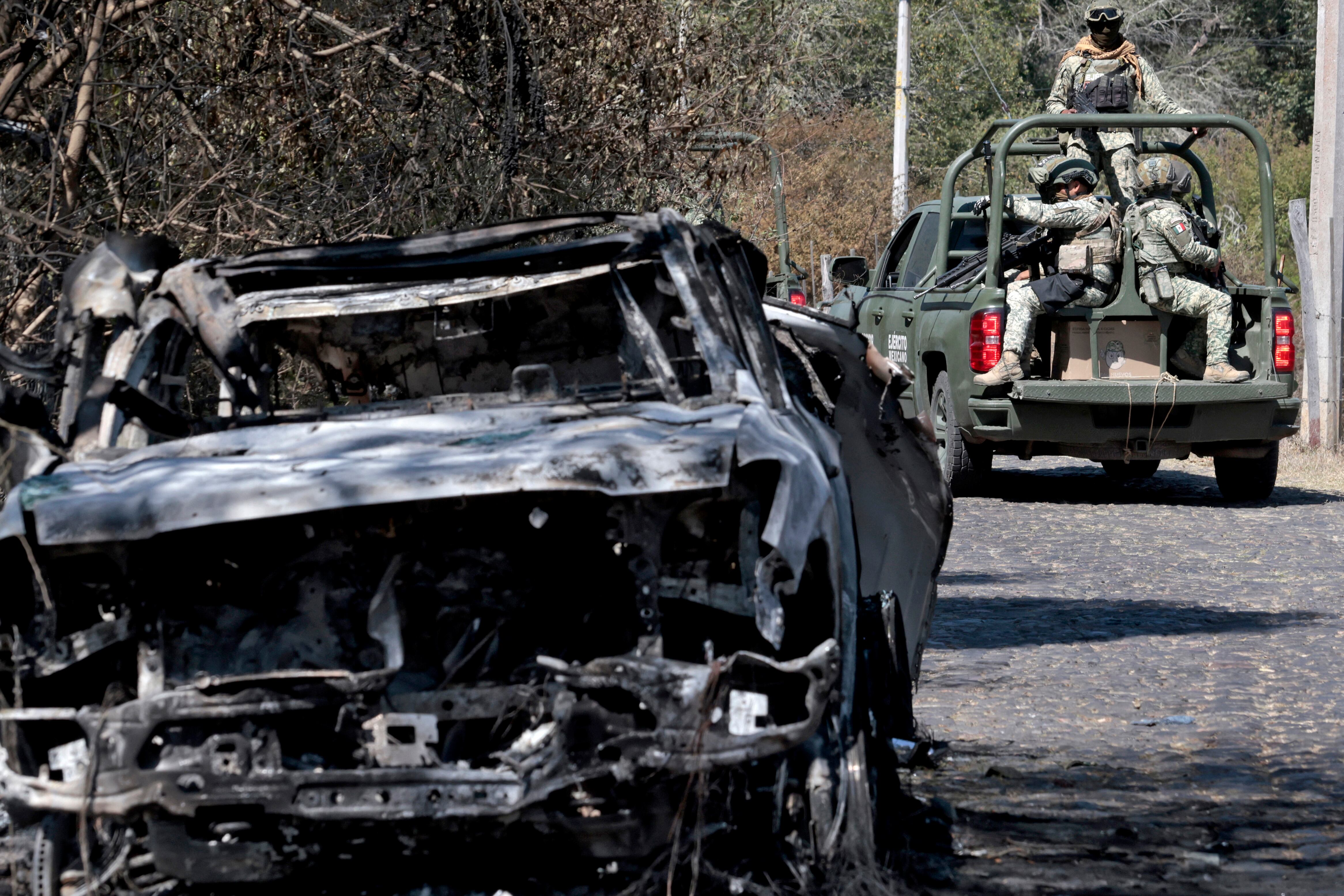 Este vehículo quemado se usó para tratar de bloquear el camino durante la huida de el Mencho Oseguera. La caída de este capo desató una ola de violencia que preocupa de cara al Mundial 2026.