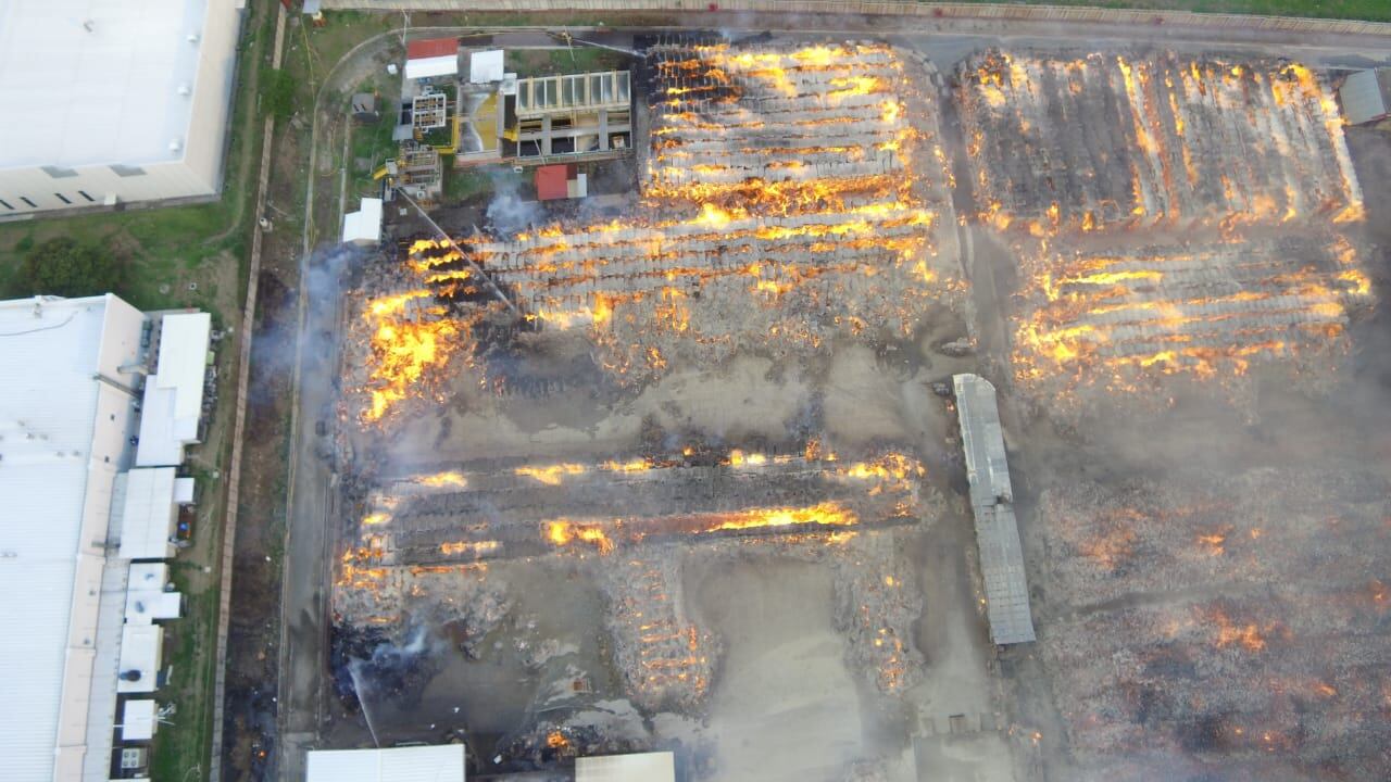 Poco a popo el fuego se fue extendiendo hasta alcanzar una hectárea por completo. Es el incendio estructural más grande de la década. Foto: Cortesía de Bomberos.