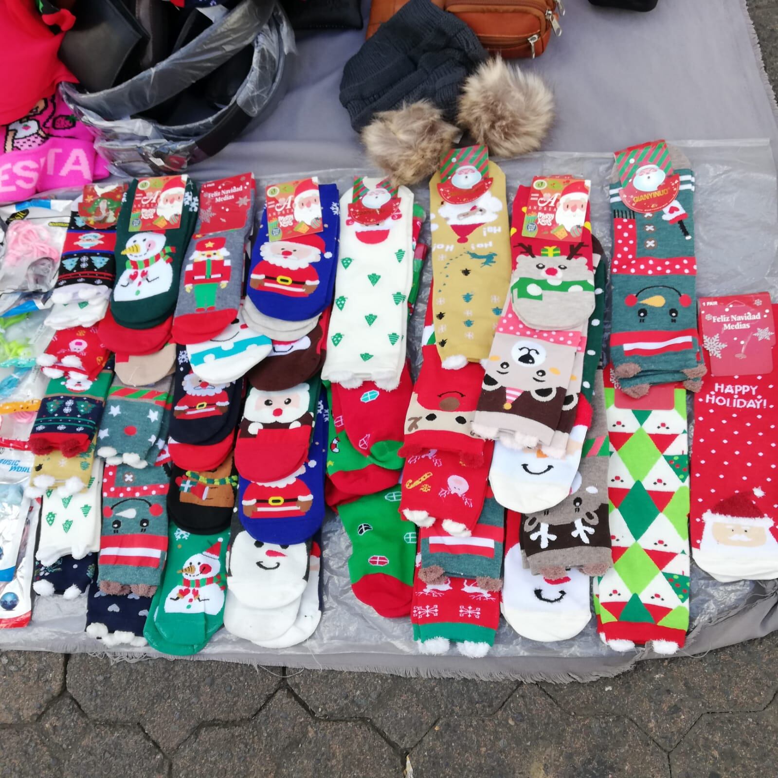 Los vendedores ambulantes de San José la están viendo horrible para conseguir qué vender y tener variedad por la crisis de los contenedores