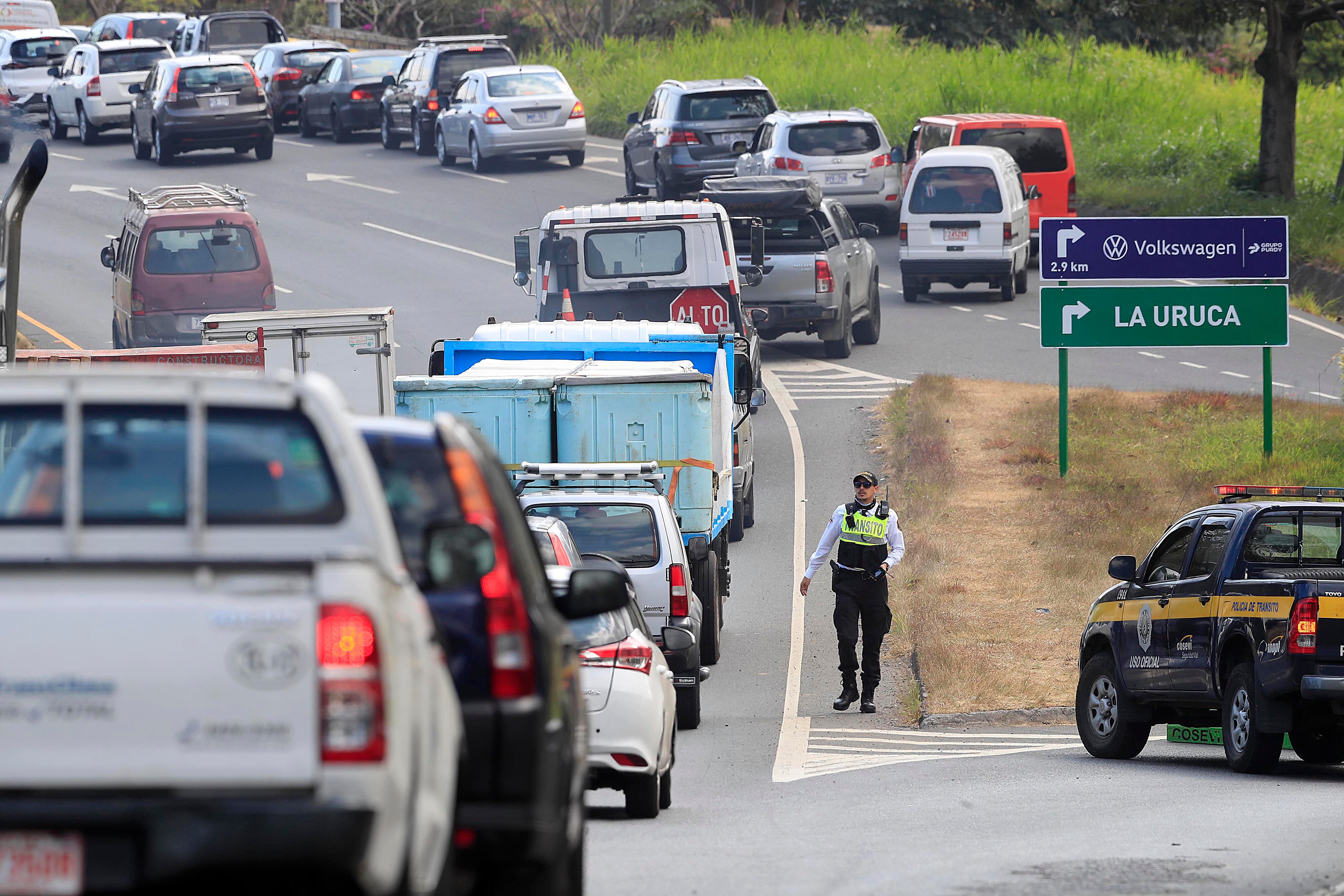 19/02/2024 San José. Recorrido para ver medidas de tránsito para aliviar presas. Ampliación de horario en carriles reversibles; cierres en accesos a autopista y presencia de oficiales para regular el tránsito, son algunas de las medidas para descongestionar las carreteras saturadas de vehículos. Foto: Rafael Pacheco Granados
