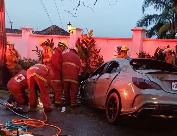 El conductor de un vehículo Mercedes-Benz chocó contra un árbol luego de ser atacado a balazos en Escazú este 26 de setiembre.