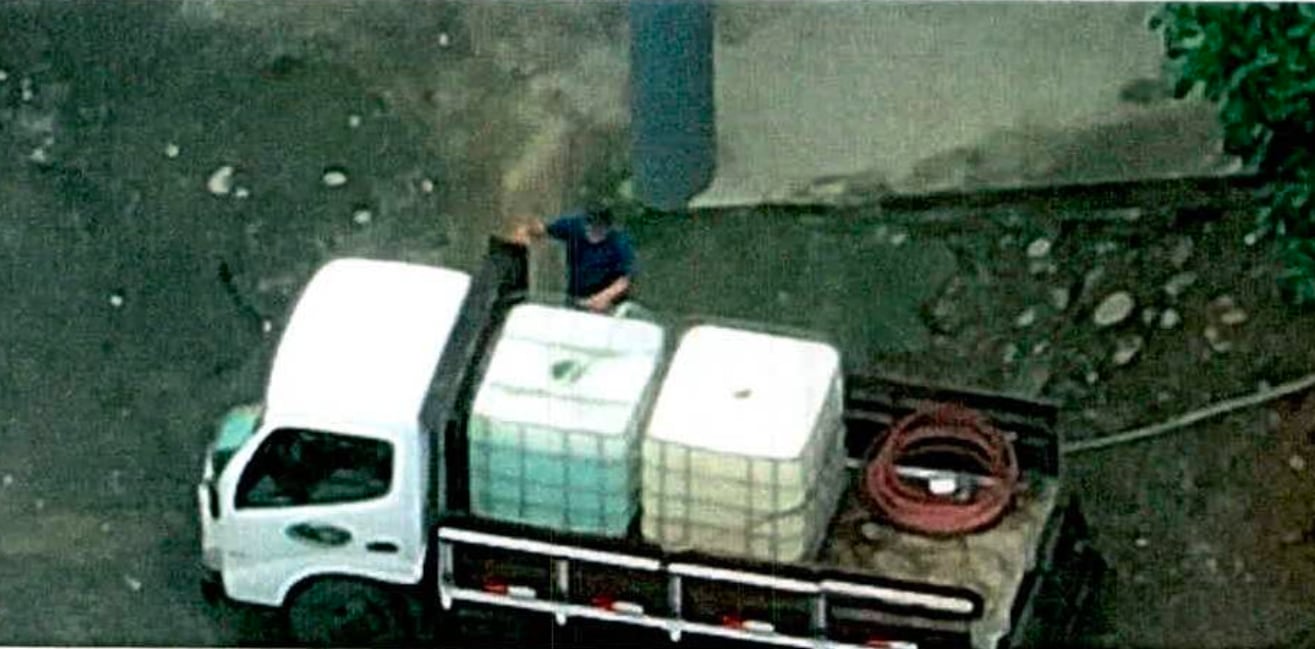 Este camión, propiedad de la esposa de Bell Fernández, estaba rotulado como "Transporte exclusivo para mariscos" y cargaba dos tanquetas de combustible aparentemente robado.