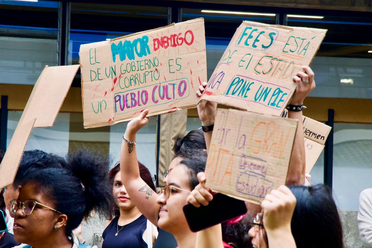 Estudiantes de la UCR protestan en la Rectoría por falta de apoyo del rector Carlos Araya, en las negociaciones del FEES.