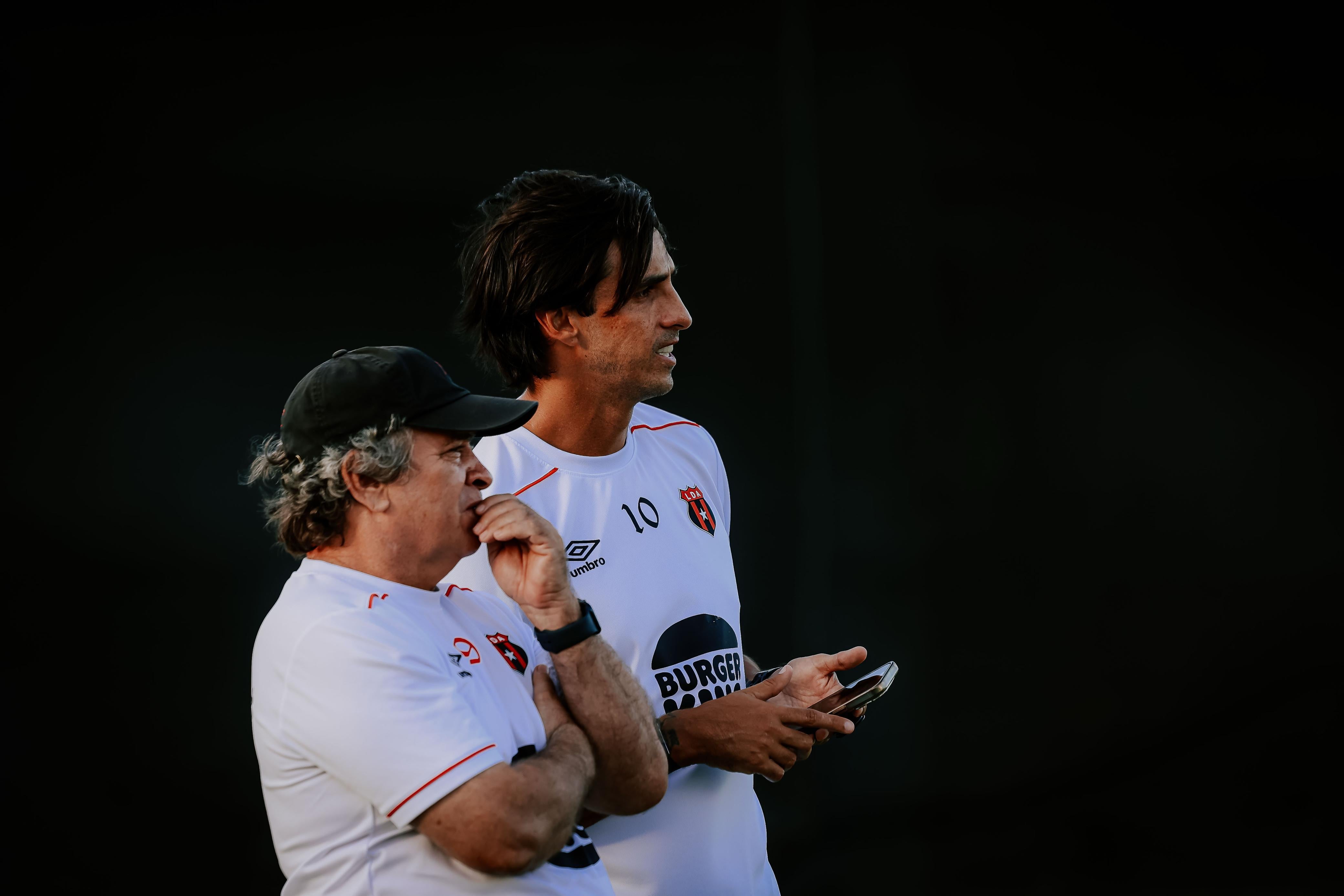 Óscar Ramírez pasó conversando con Bryan Ruiz en el primer entrenamiento de en su regreso como técnico de Liga Deportiva Alajuelense.