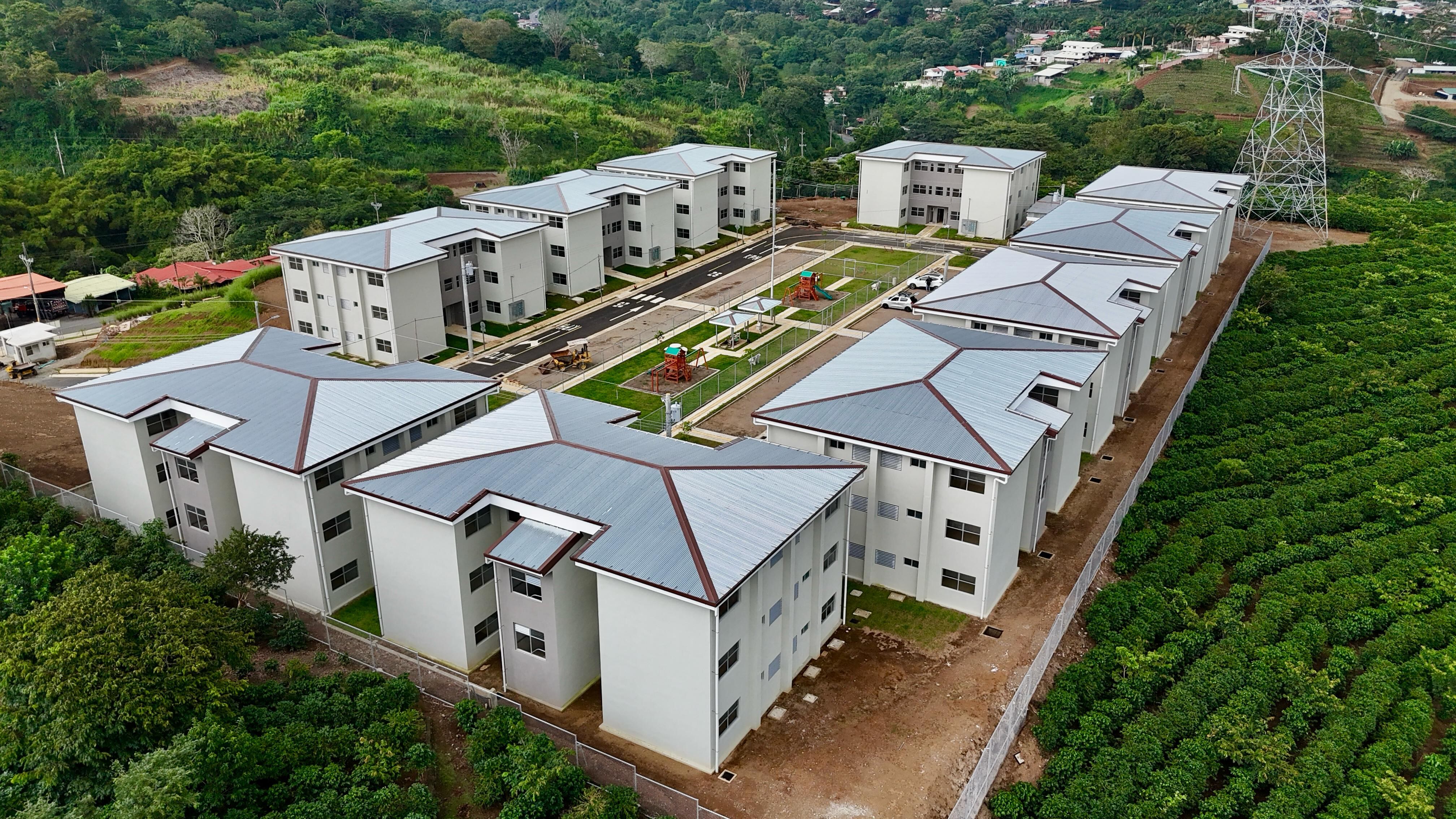 El desarrollo contempla 120 apartamentos distribuidos en 10 torres de tres niveles, cada una con 12 unidades habitacionales. Fotografía:
