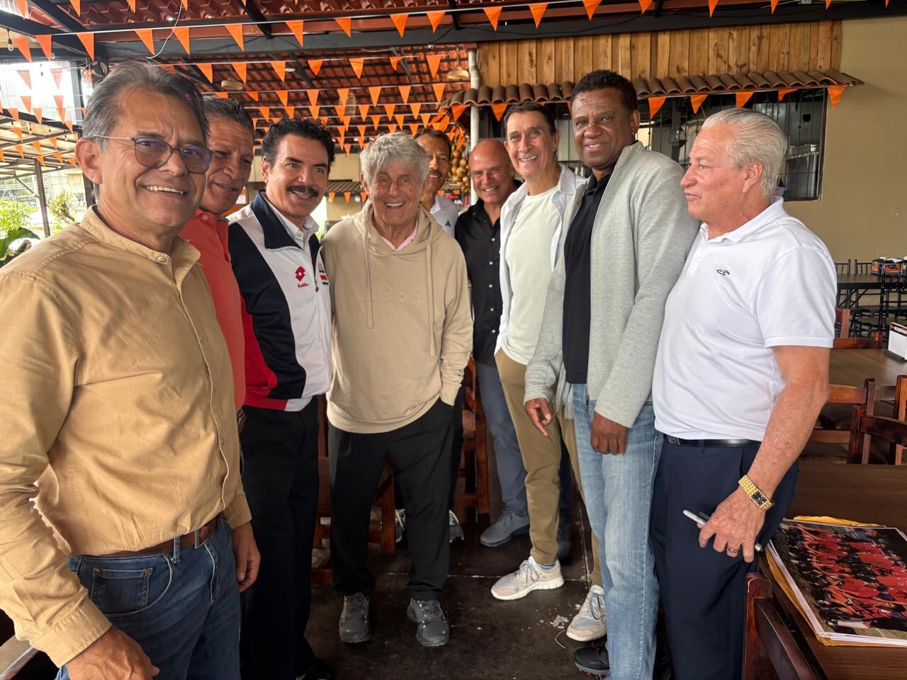 Bora Milutinovic
José Carlos Chaves, Geovanni Jara, Carlos Palavicini, Bora, Rónald Marín,, José Jaikel, Alexandre Guimaraes, Roy Myers, Claudio Jara.
10 de junio 2025
Cortesía