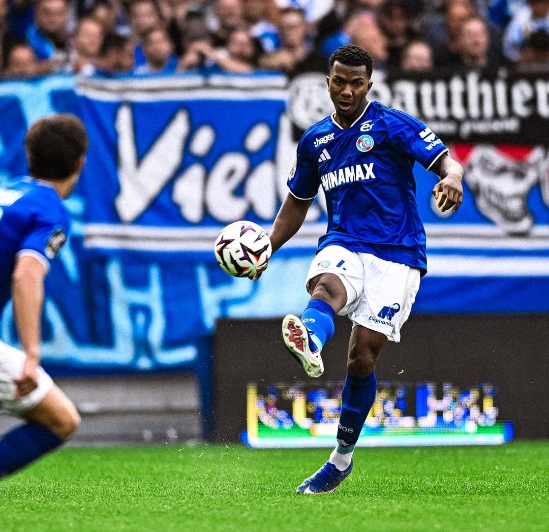 Jeyland Mitchell debutó como titular en Ligue 1 con triunfo.