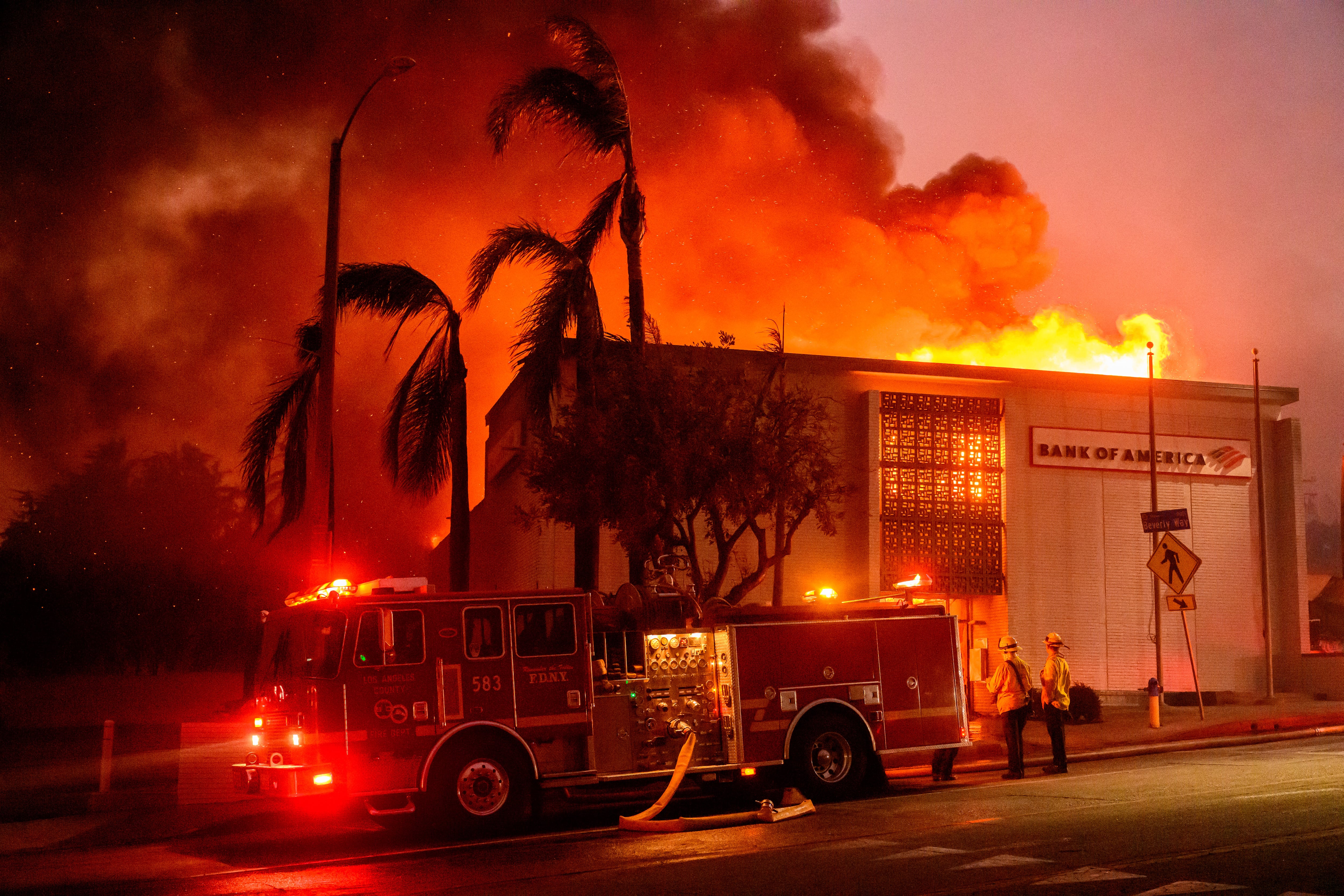 Un Bank of America está completamente envuelto en llamas a lo largo de Lake Ave. durante el incendio de Eaton en el área de Altadena del condado de Los Ángeles, California.