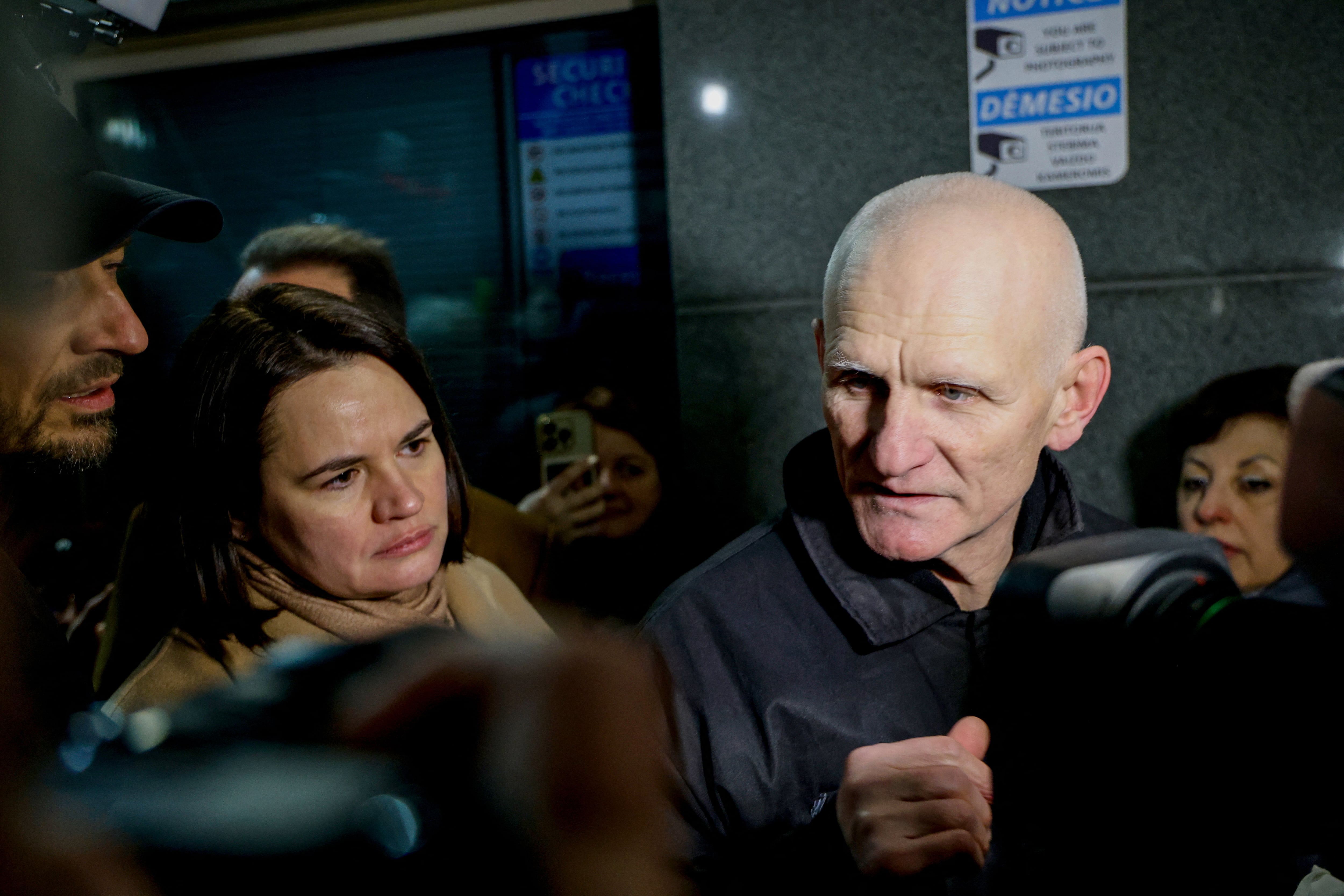 El premio Nobel de la Paz bielorruso Ales Bialiatski (derecha) habla con periodistas junto a la líder opositora bielorrusa Sviatlana Tsikhanouskaya tras su liberación, en la embajada de Estados Unidos en Vilna, Lituania, el 13 de diciembre de 2025. Bialiatski fue liberado junto a otros 121 presos políticos en el marco de un acuerdo mediado por Estados Unidos, según organizaciones de derechos humanos. (AFP)