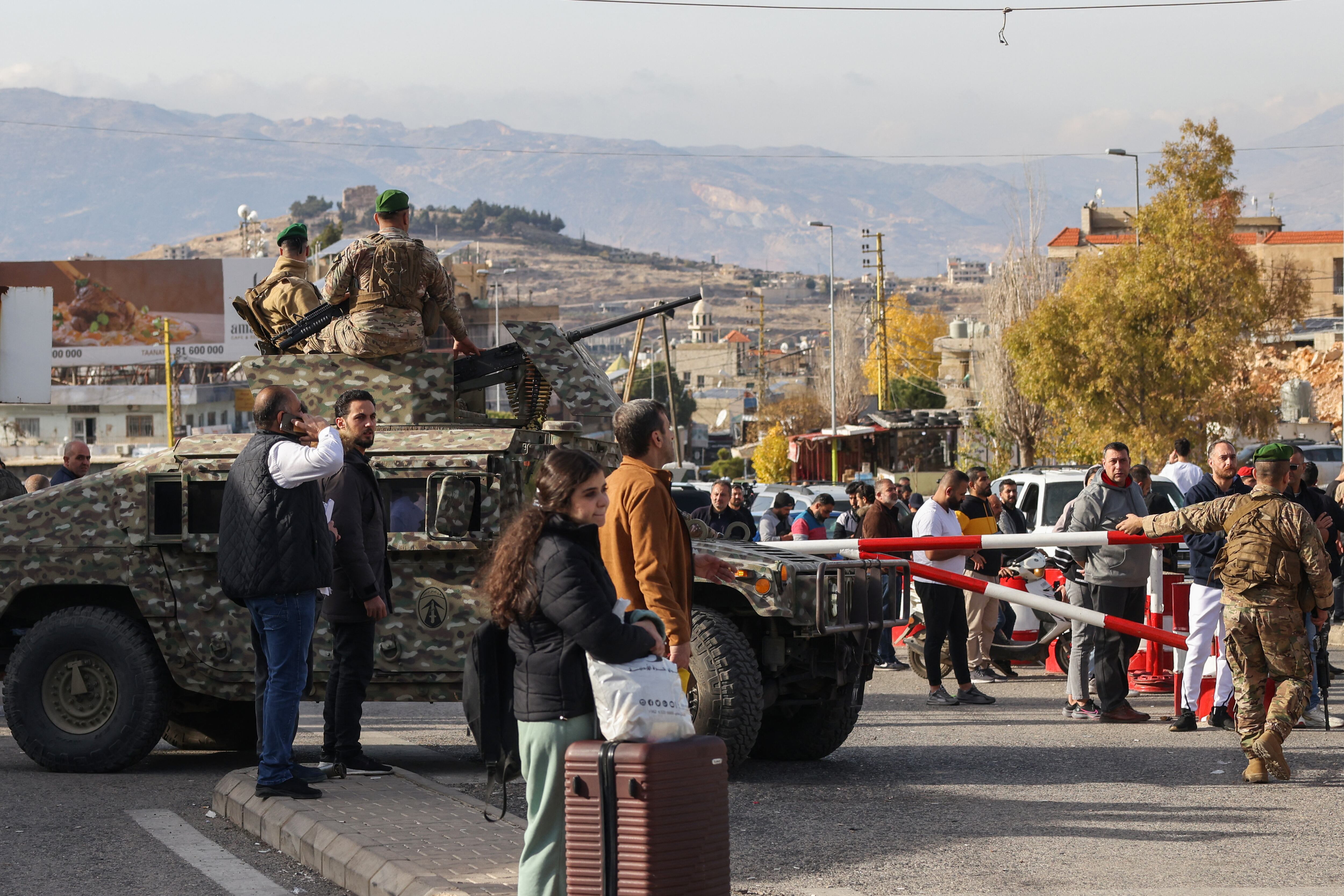 Fuerzas de seguridad libanesas organizan a una multitud de familias sirias que llegan al cruce fronterizo de Masnaa desde Siria hacia el Líbano el 9 de diciembre de 2024, tras la caída de Bashar al Asad.