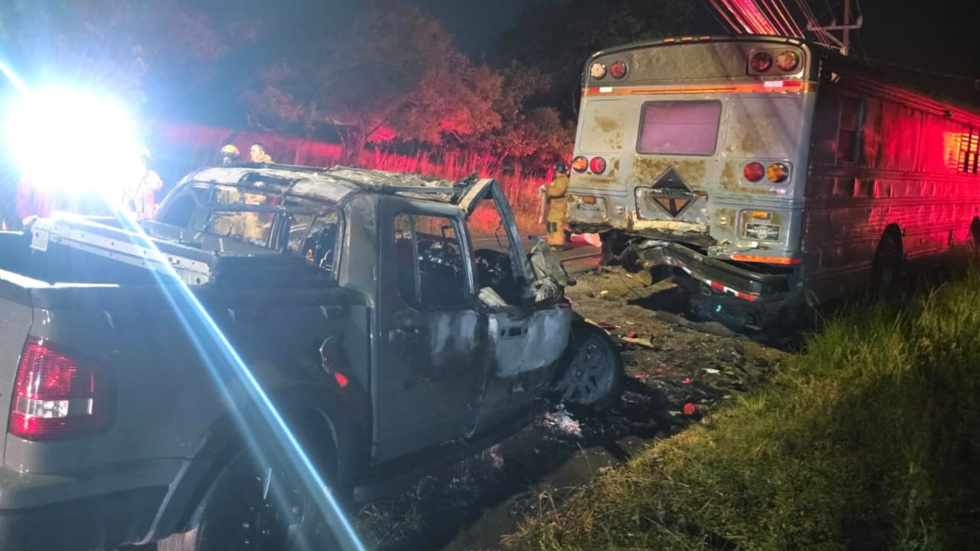 El vehículo se salió de la vía, chocó contra un autobús estacionado y se incendió por completo en San Rafael de Escazú.