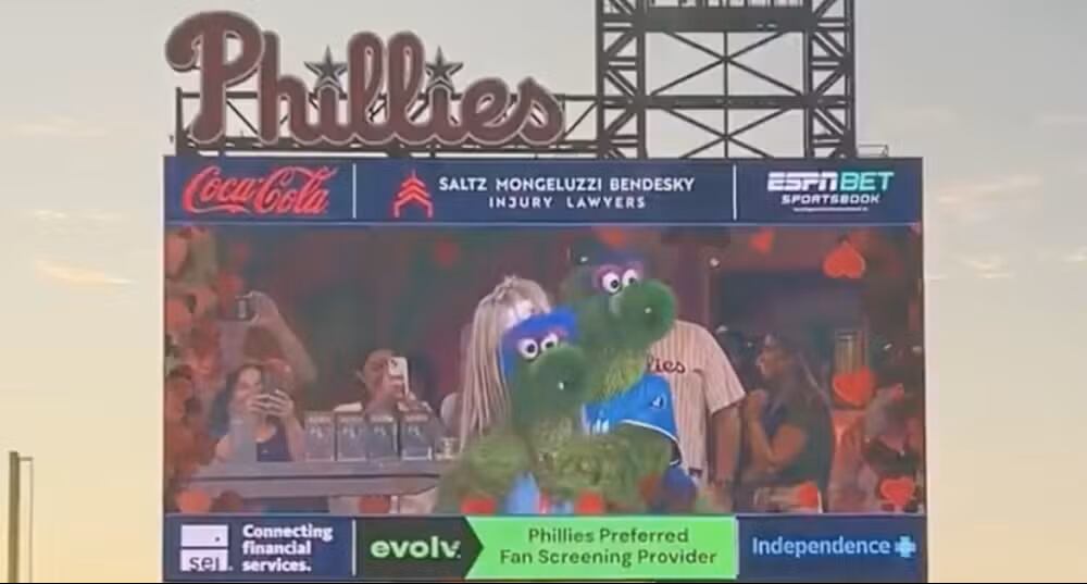 La mascota de los Phillies parodió con éxito el beso viral de Coldplay durante un juego de la MLB y el video arrasó en redes sociales