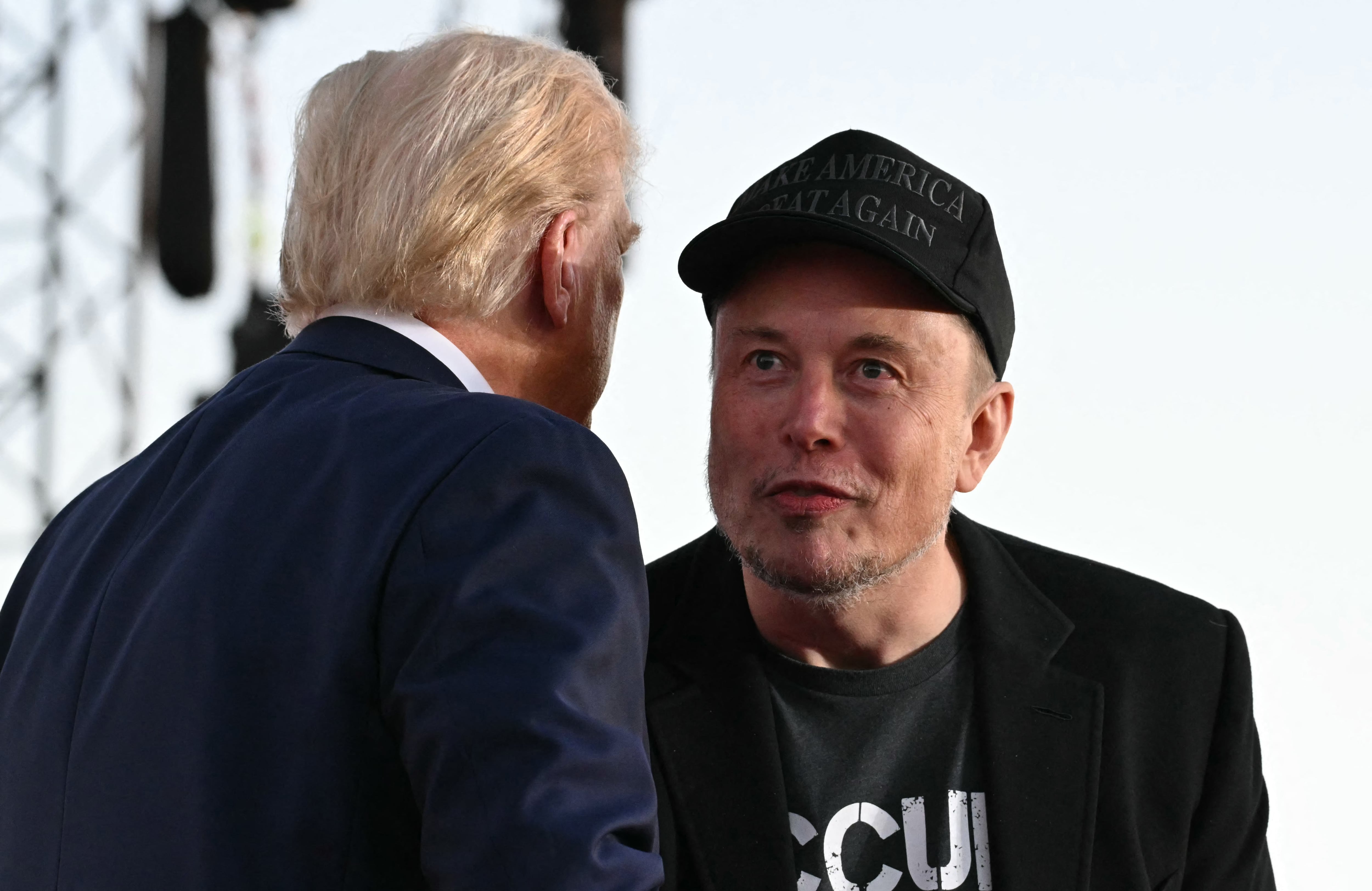 Elon Musk, director ejecutivo de Tesla, compartió con el presidente Donald Trump durante un mitin de campaña en el lugar de su primer intento de asesinato en Butler, Pensilvania, el 5 de octubre de 2024.