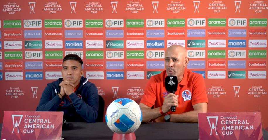 Michaell Chirinos y Eduardo Espinel atendieron a los medios de comunicación antes del partido definitivo entre Olimpia y Liga Deportiva Alajuelense, por el pase a la final de la Copa Centroamericana de Concacaf.