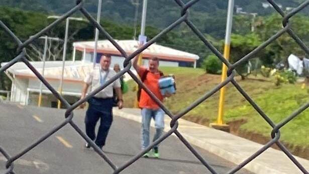 Pizarro tiene amplia preparación policial operativa, manejo de armas, montañismo, e incluso es piloto de helicópteros. : Cortesía para LT