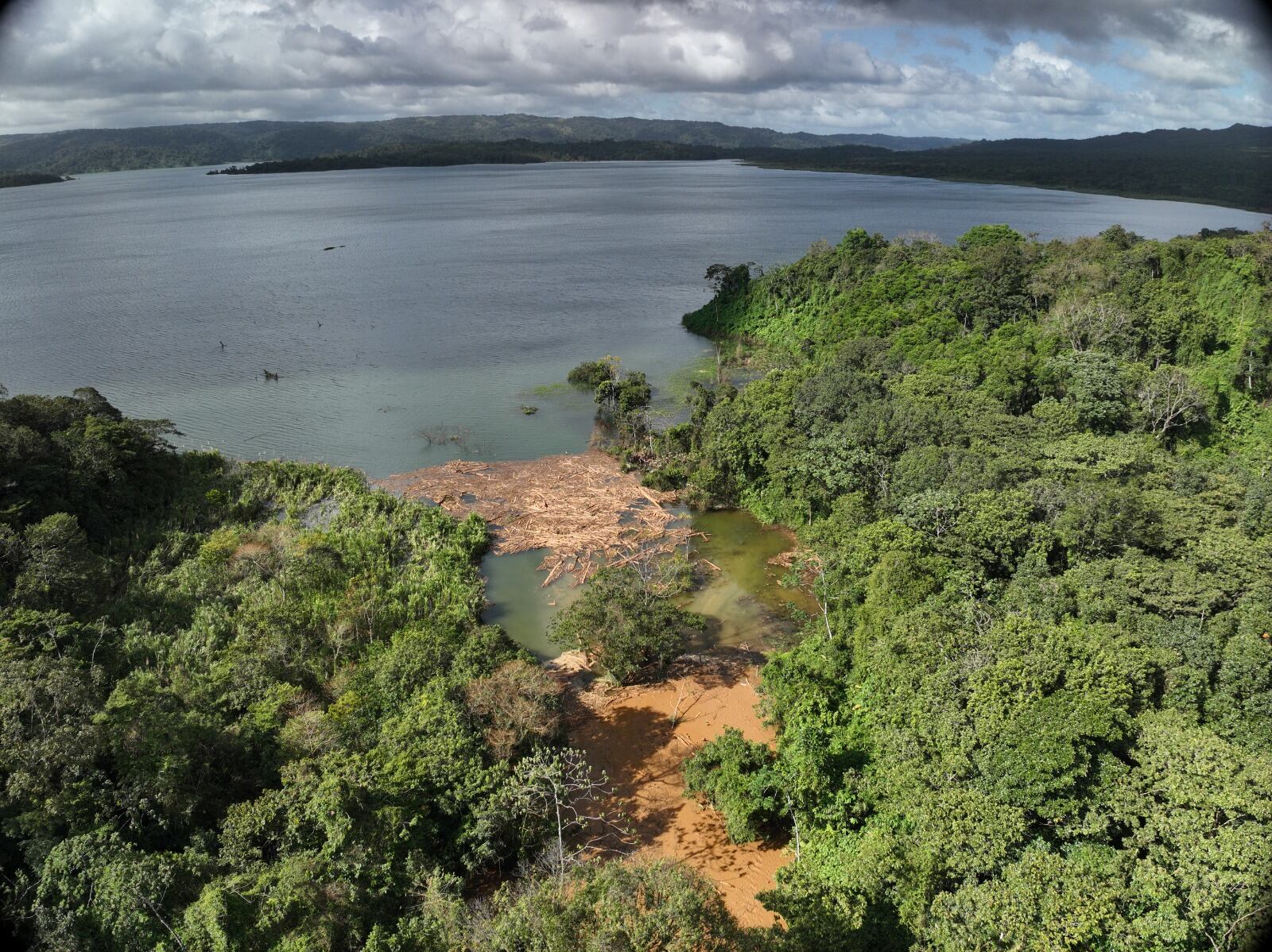 El material que bajó de la montaña fue a dar a la lago Arenal. Todavía este jueves se observaban troncos y barro en la desembocadura del río. Foto: Cortesía CNE.