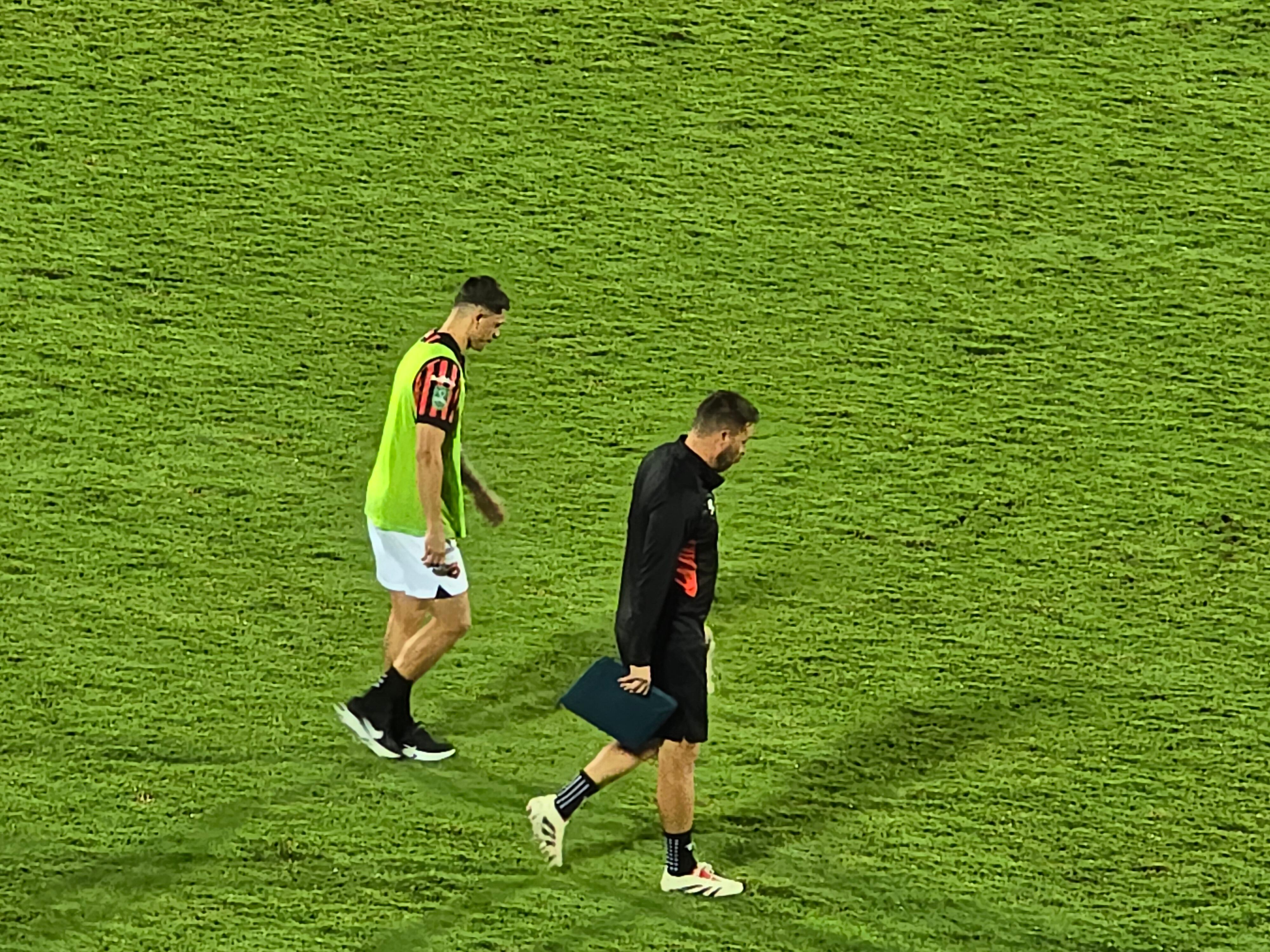 Para el inicio del complemento, Anthony Hernández decidió irse a la banca con sus compañeros, para ver desde ahí el resto del juego entre Liga Deportiva Alajuelense y Cartaginés.