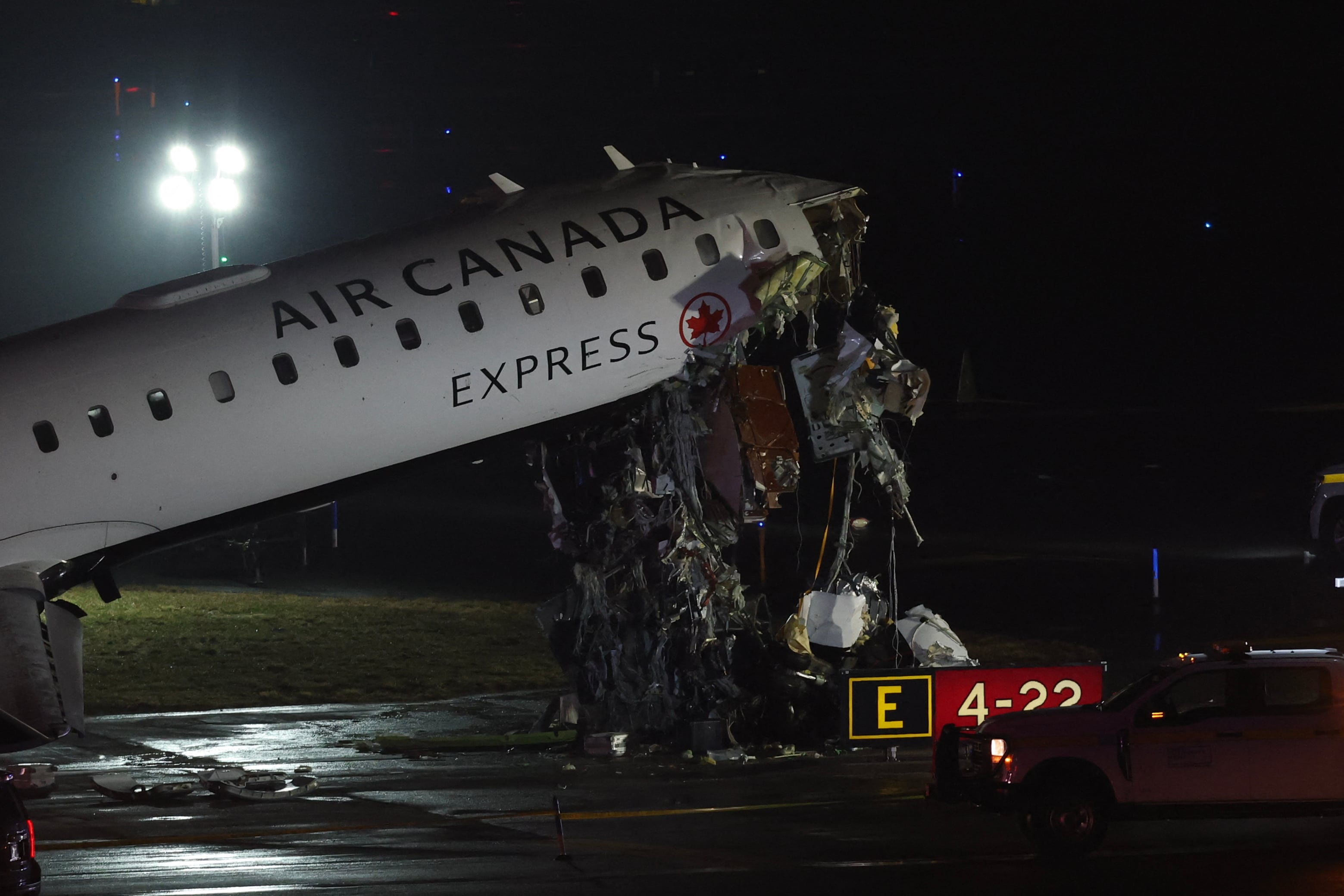Un avión CRJ-900 de Air Canada Express permanece en la pista después de chocar con un camión de bomberos de la Autoridad Portuaria en el Aeropuerto LaGuardia, en Nueva York, el 23 de marzo de 2026. El vuelo AC8646 de Air Canada Express salió de Montreal y colisionó con el camión durante el aterrizaje. (Foto: ANGELA WEISS / AFP)