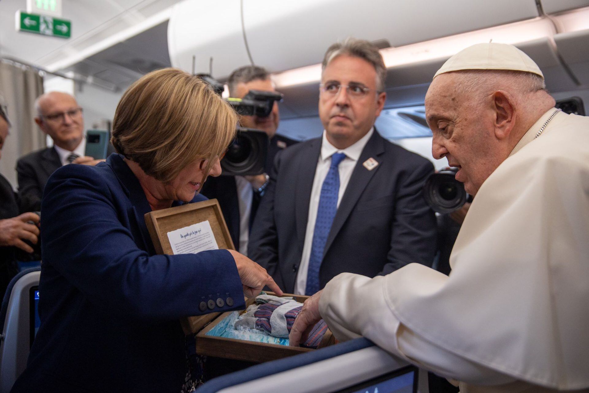 El Papa Francisco tocó el guante que le regalaron durante su vuelo a Indonesia.
Fotografía: Cortesía Eva Fernández