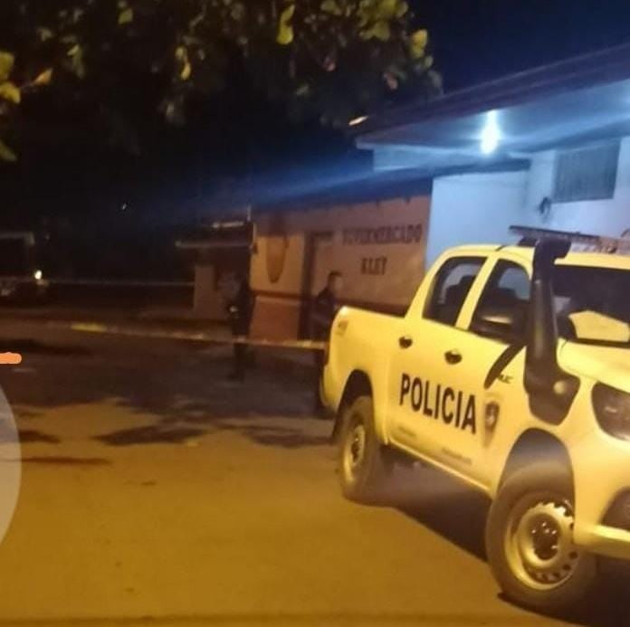 En las "barbas" de la delegación policial de Chacarita, pistoleros mataron de un balazo en la cara a un hombre de 53 años esta madrugada. Foto: suministrada por Andrés Garita.