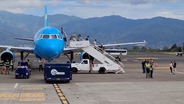 Costa Rica recibe a los primeros 25 deportados de EE. UU. tras acuerdo migratorio firmado por Rodrigo Chaves. Son de 7 nacionalidades