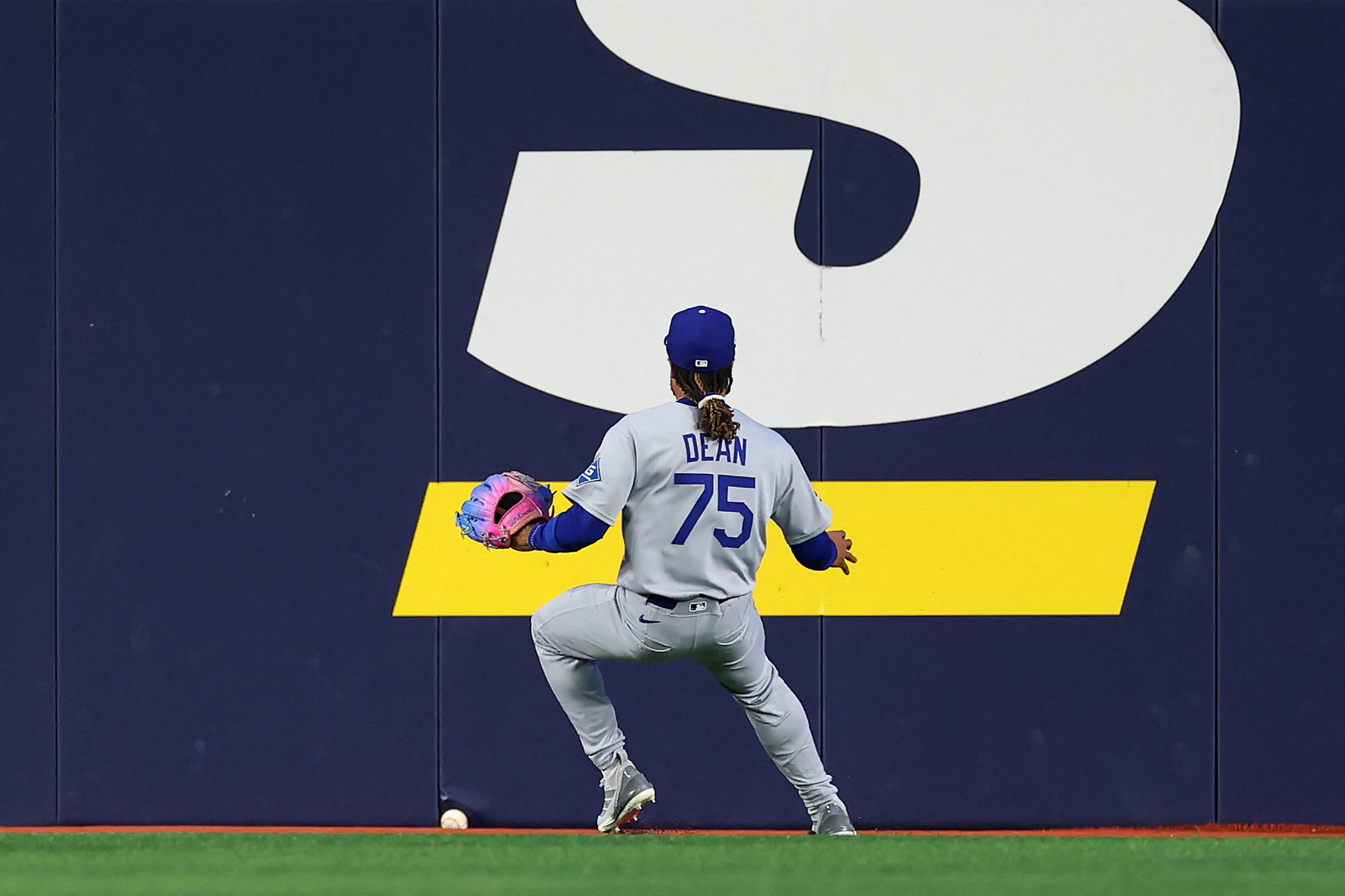 El momento decisivo: Justin Dean, de los Dodgers de Los Ángeles, observa la pelota "prensada", lo cual les evitó una carrera en contra en el duelo ante los Azulejos por la Serie Mundial.