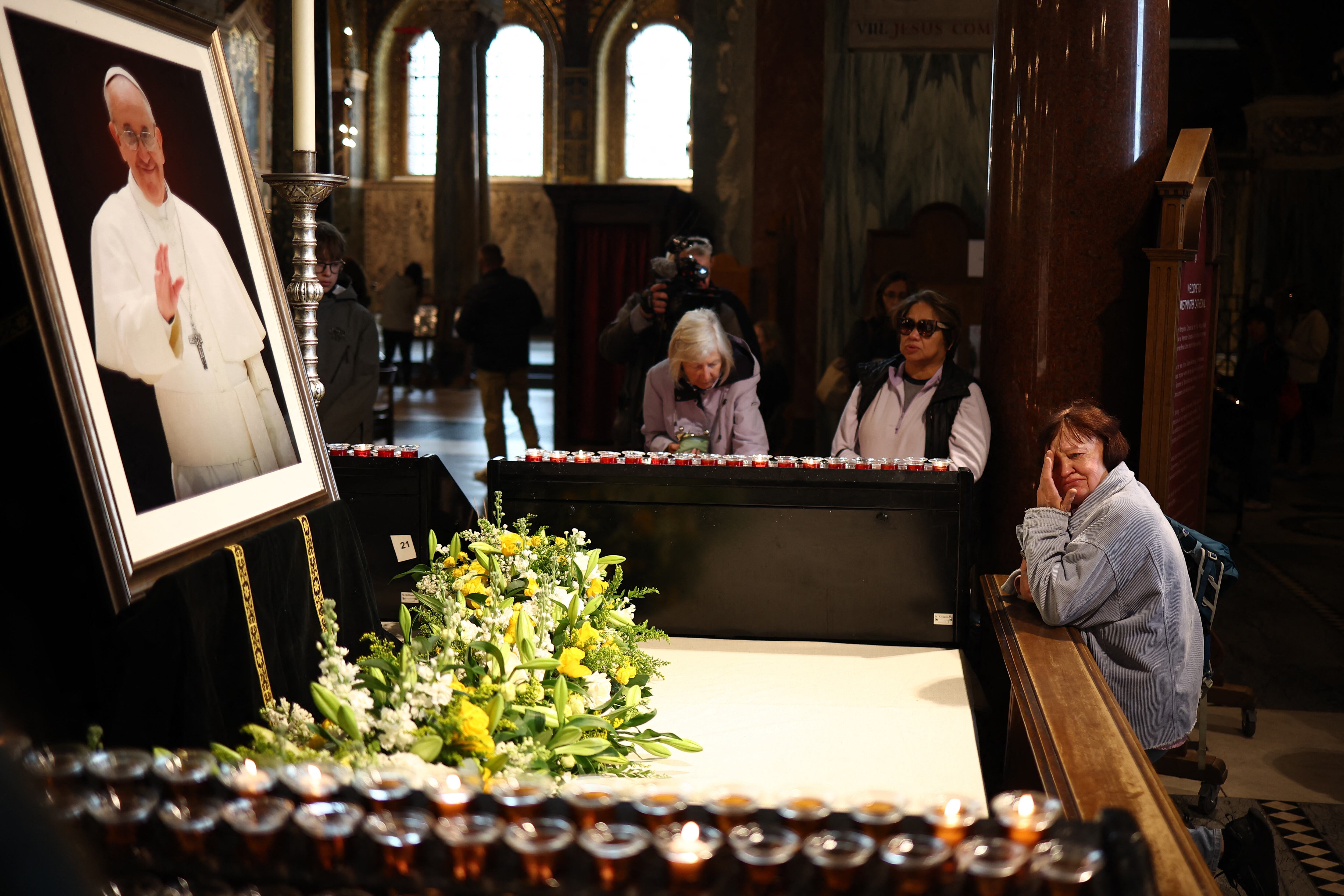 Este 21 de abril de 2025, muchas personas rinden homenaje en la Catedral Metropolitana de la Preciosísima Sangre, conocida informalmente como la Catedral de Westminster, en el centro de Londres, tras la noticia del fallecimiento del papa Francisco. Fotografía: