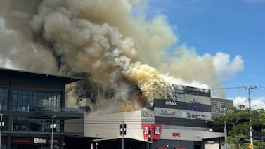 Bomberos atendió enorme incendio en centro comercial Ciudad del Este, Curridabat