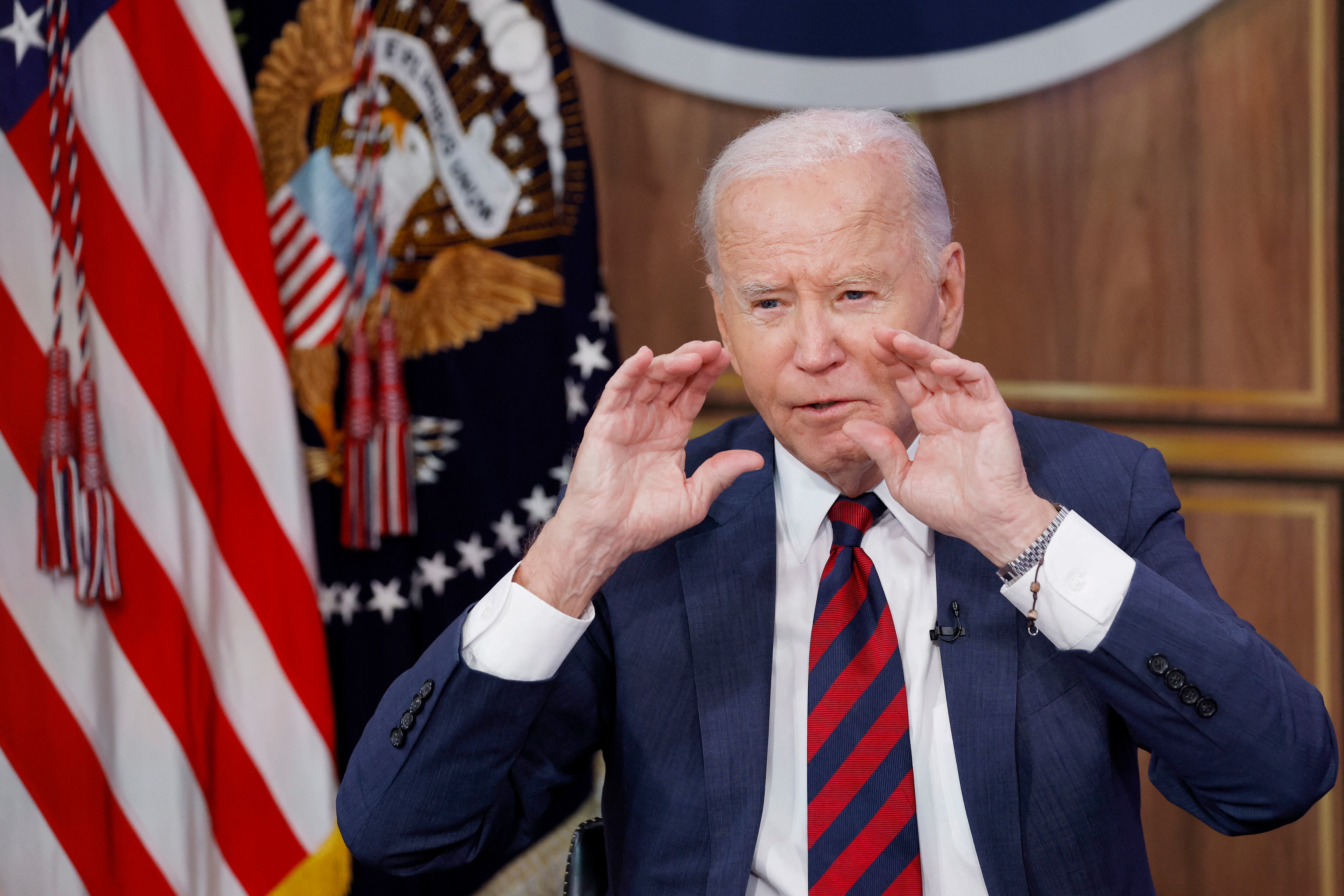 El presidente de los Estados Unidos, Joe Biden, habla durante una sesión informativa sobre el huracán Milton en el Auditorio South Court del edificio de oficinas ejecutivas de Eisenhower en el campus de la Casa Blanca.