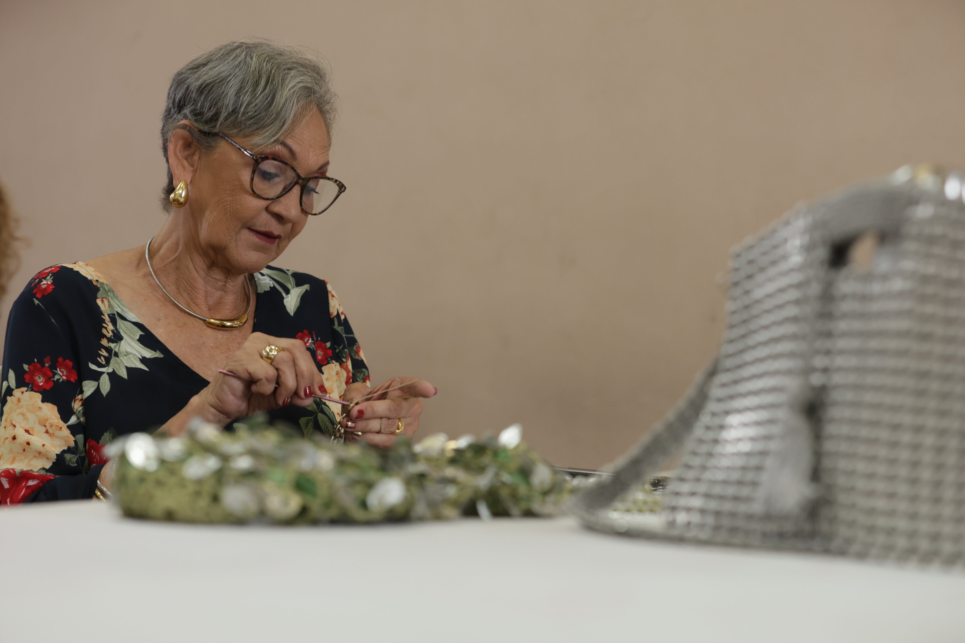 Lenis García enseña sus bolsos y da capacitación a alumnas quienes aprenden esta técnica