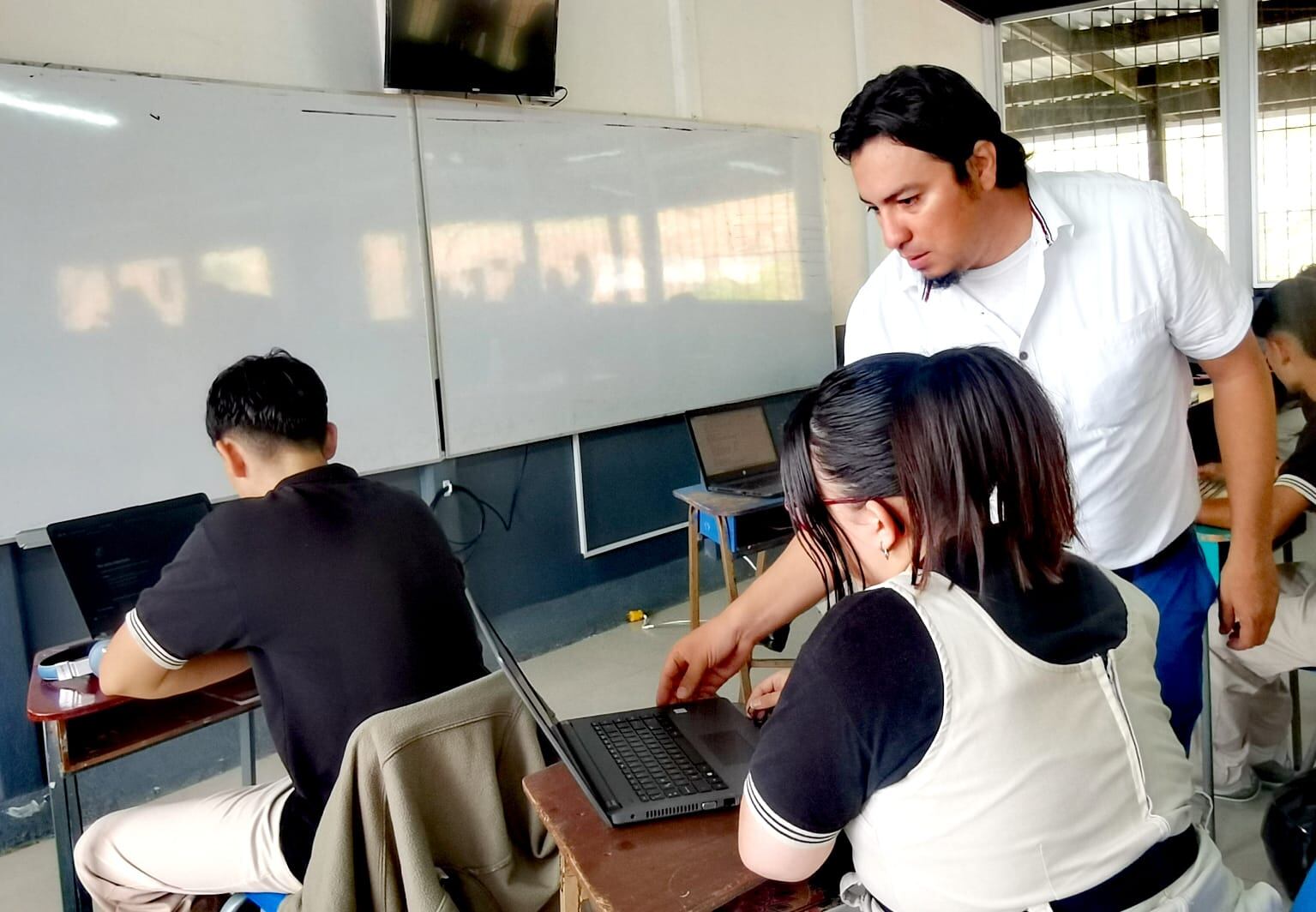 El 70 % de mayores de 25 años no concluyó el colegio en Costa Rica, según el índice de competitividad nacional. Foto ilustrativa de una clase de inglés.