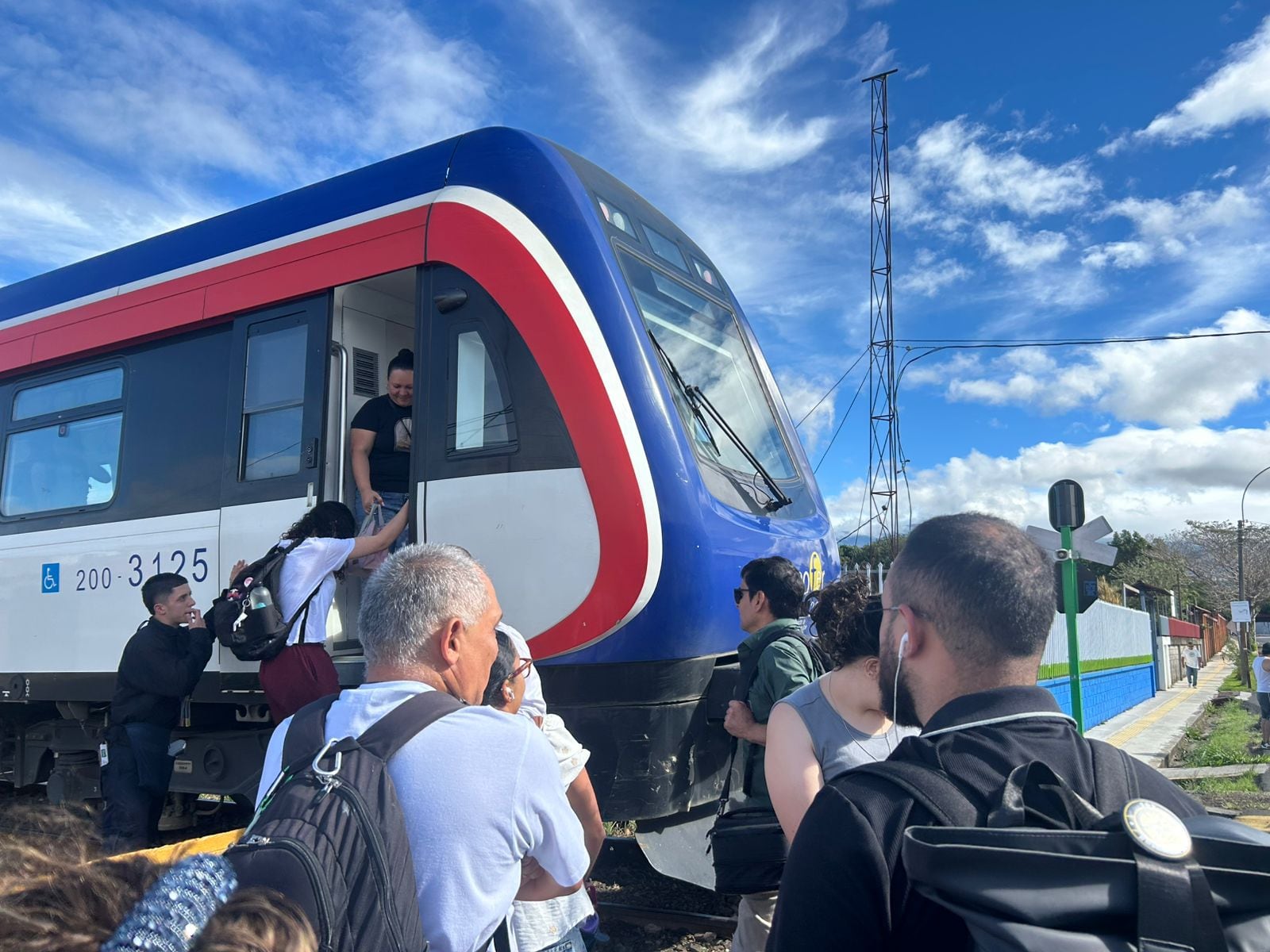 Tras el incidente, los usuarios que viajaban en el tren debieron hacer un trasbordo para continuar su recorrido.