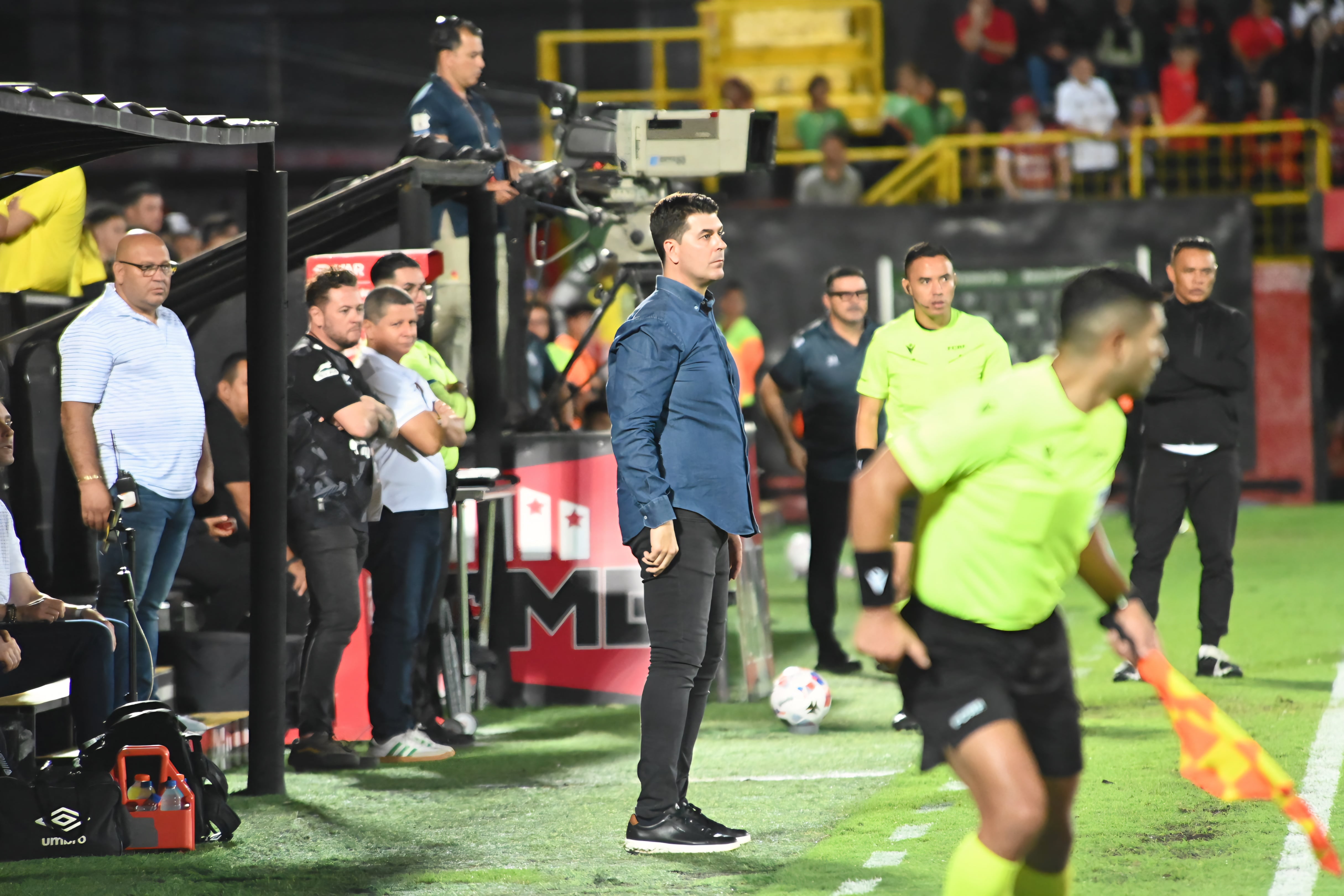 23 de agosto de 2026. Estadio Alejandro Morera Soto. 18:00 hrs. La Liga Deportiva Alajuelense juega contra la Asociación Deportiva San Carlos en partido correspondiente a la jornada 5 del Torneo de Apertura de la Liga Promérica. Otro dato relevante del juego es el retiro oficial del delantero Jonathan McDonald del fútbol. En la foto: Ismael Rescalvo técnico de la liga y Walter Centeno de San Carlos. Retiro del jugador Jonathan Mcdonald. Jugadas relevantes del partido. Foto: Albert Marin