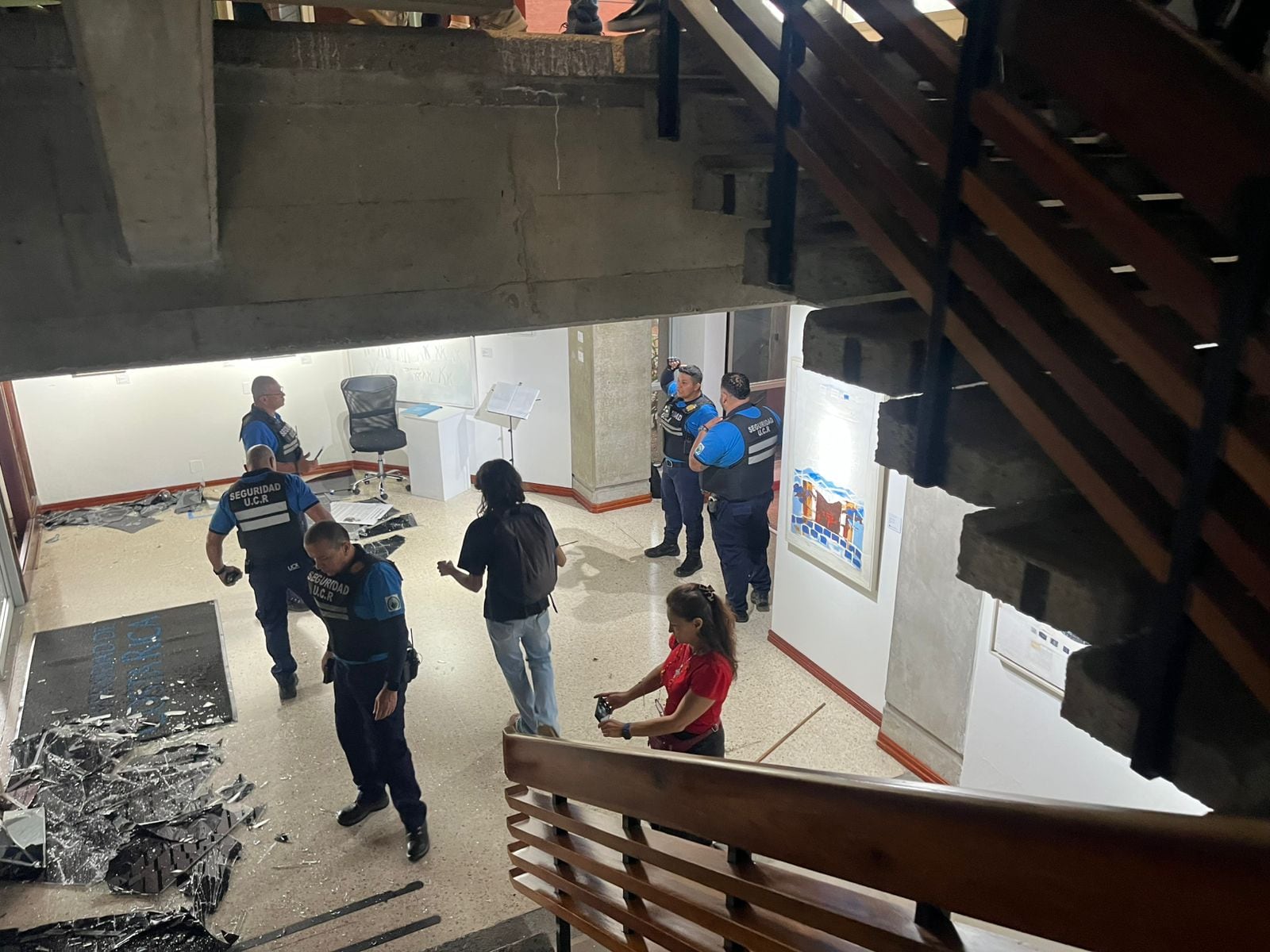 Estudiantes de la UCR ingresaron a la fuerza a las instalaciones de la Rectoría.