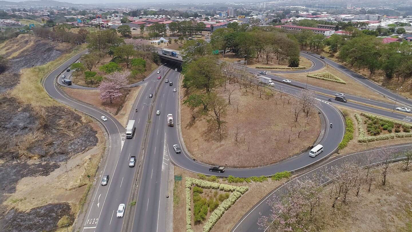 Vista aérea del intercambio vial de Circunvalación localizado en las cercanías del Hotel San José Palacio en la capital. La ampliación de este intercambio es parte de las obras impostergables que se atrasarán por la apelación de H Solís. / Fotografía: Rutauno para LN.