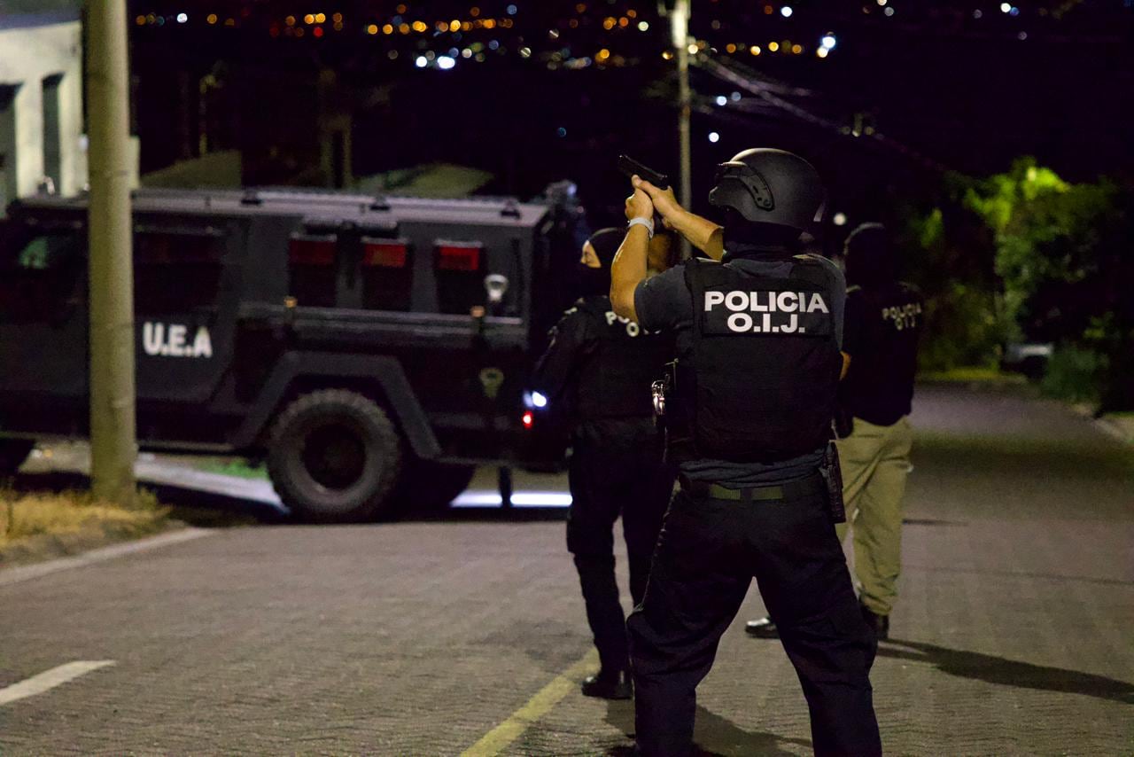 Agentes del Organismos de Investigación Judicial (OIJ) ejecutan 25 allanamientos para desarticular una organización delictiva, en apariencia, dedicada al tráfico internacional de drogas. Los operativos se realizan en Heredia y la zona sur del país.