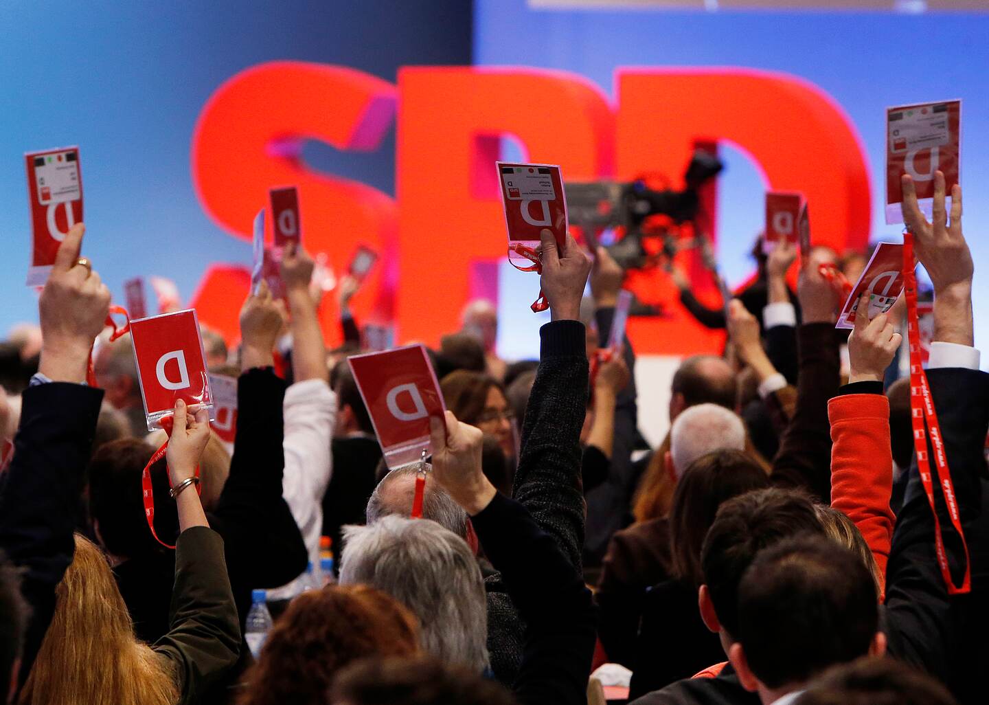 Delegates vote for coalition talks with Chancellor Angela Merkel's conservatives during a party meeting of the Social Democrats, SPD, in Bonn, Germany, Sunday, Jan. 21, 2018. (AP Photo/Michael Probst)