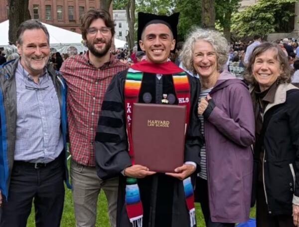 Jesús, migrante mexicano, venció adversidades para convertirse en abogado de Harvard mientras EE. UU. impone restricciones a estudiantes extranjeros.