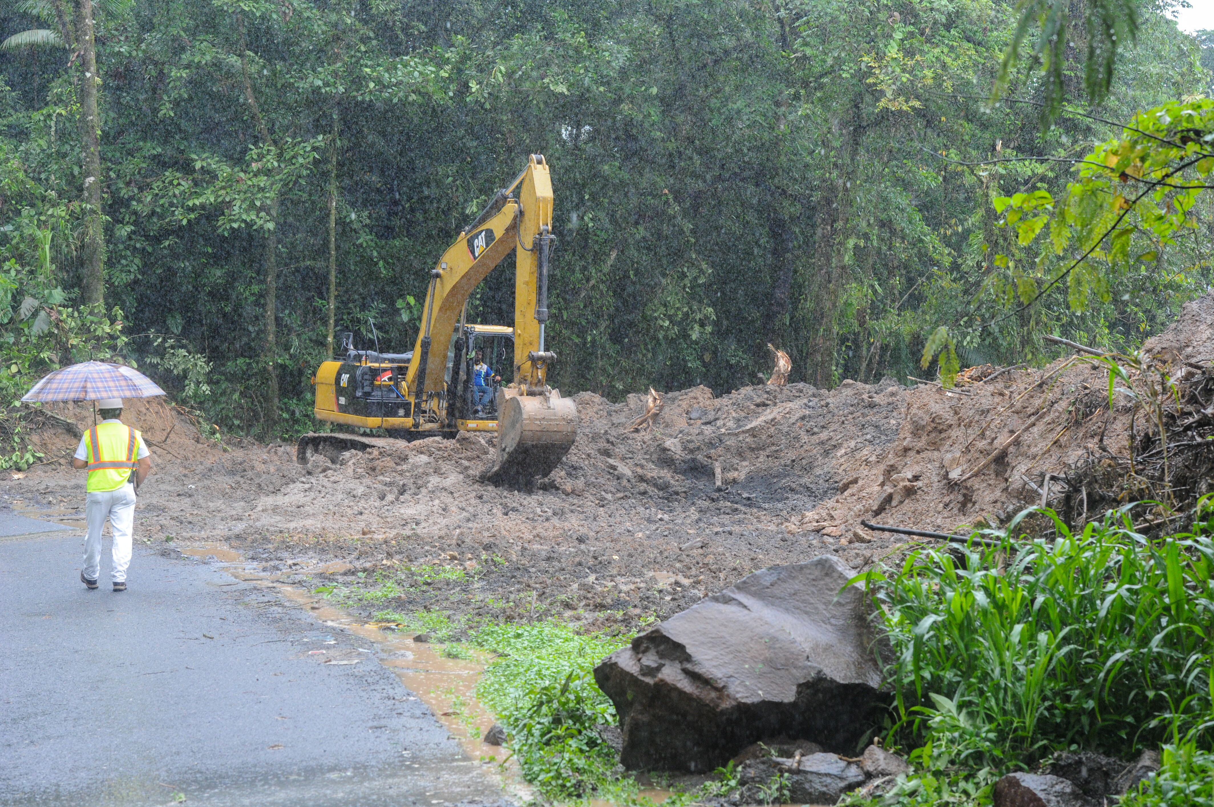 Zurquí ruta 31 voladura de enorme roca