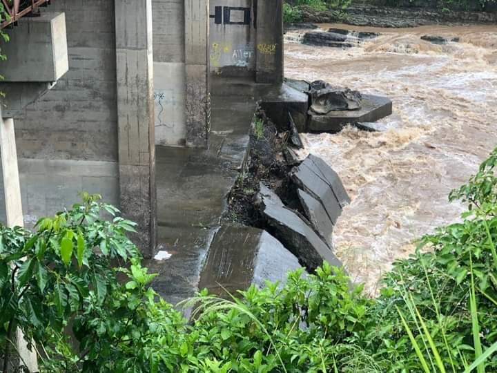 Las bases se notan así, lo cual pone en peligro a traileros, autobuseros y demás personas que a diario hacen uso de ese puente. Foto: Andrés Garita.