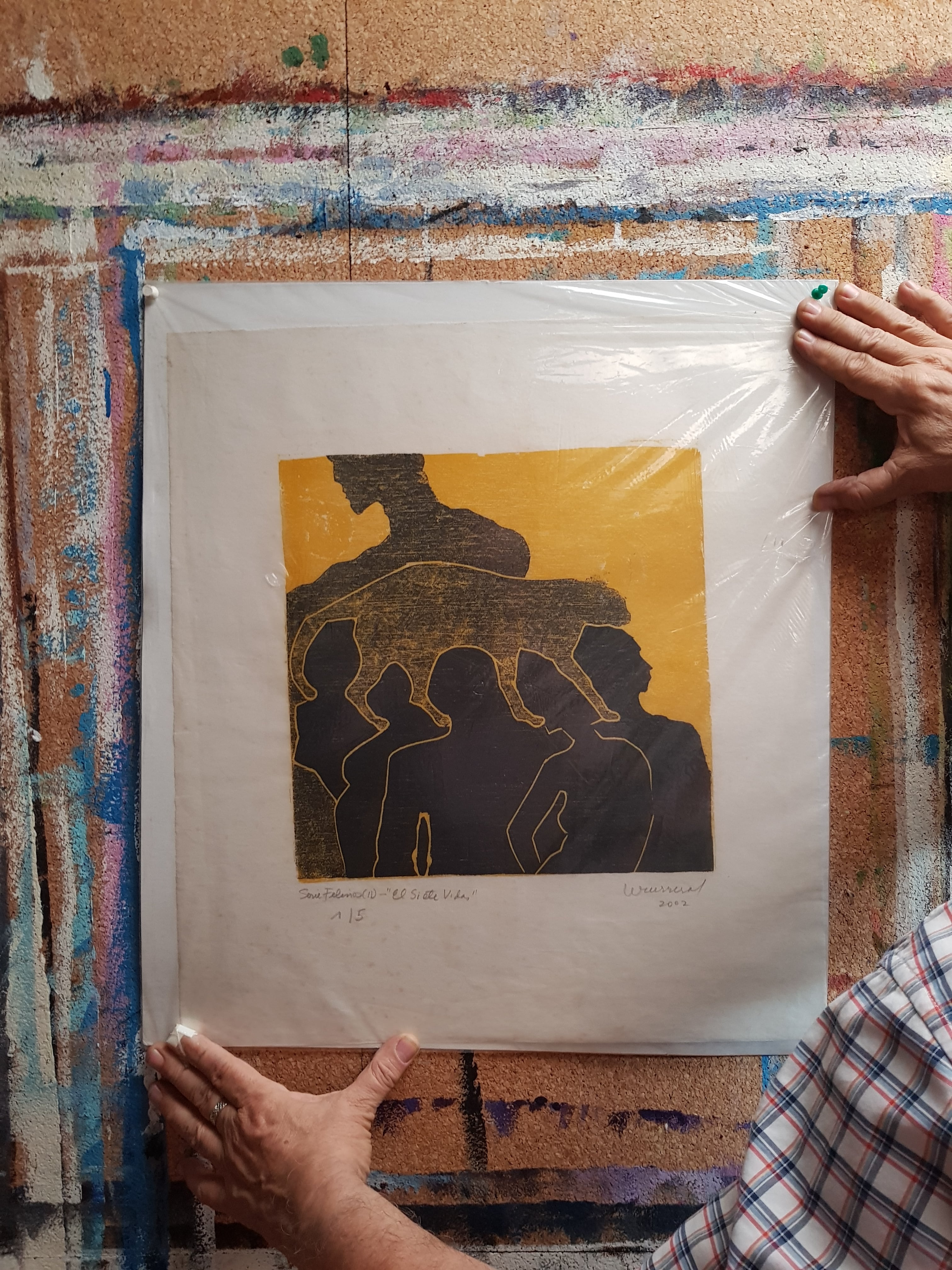 Obra El siete vidas: Momento en que se define la portada del Manual de Exploración y Semiología Psiquiátrica, en el taller del Dr. Walter Herrera Amighetti